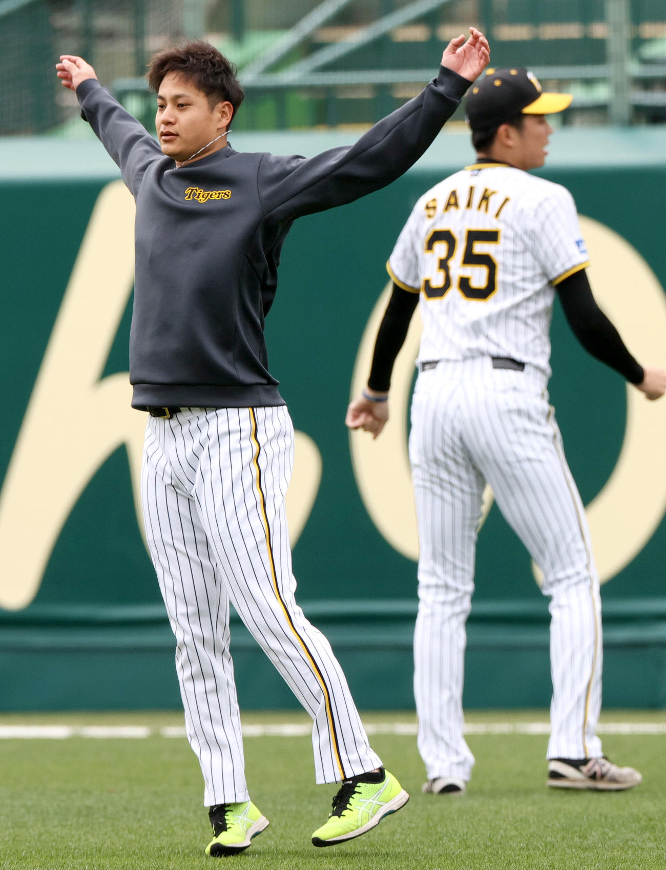 ウオームアップする阪神大竹耕太郎。右は才木浩人（撮影・上山淳一）