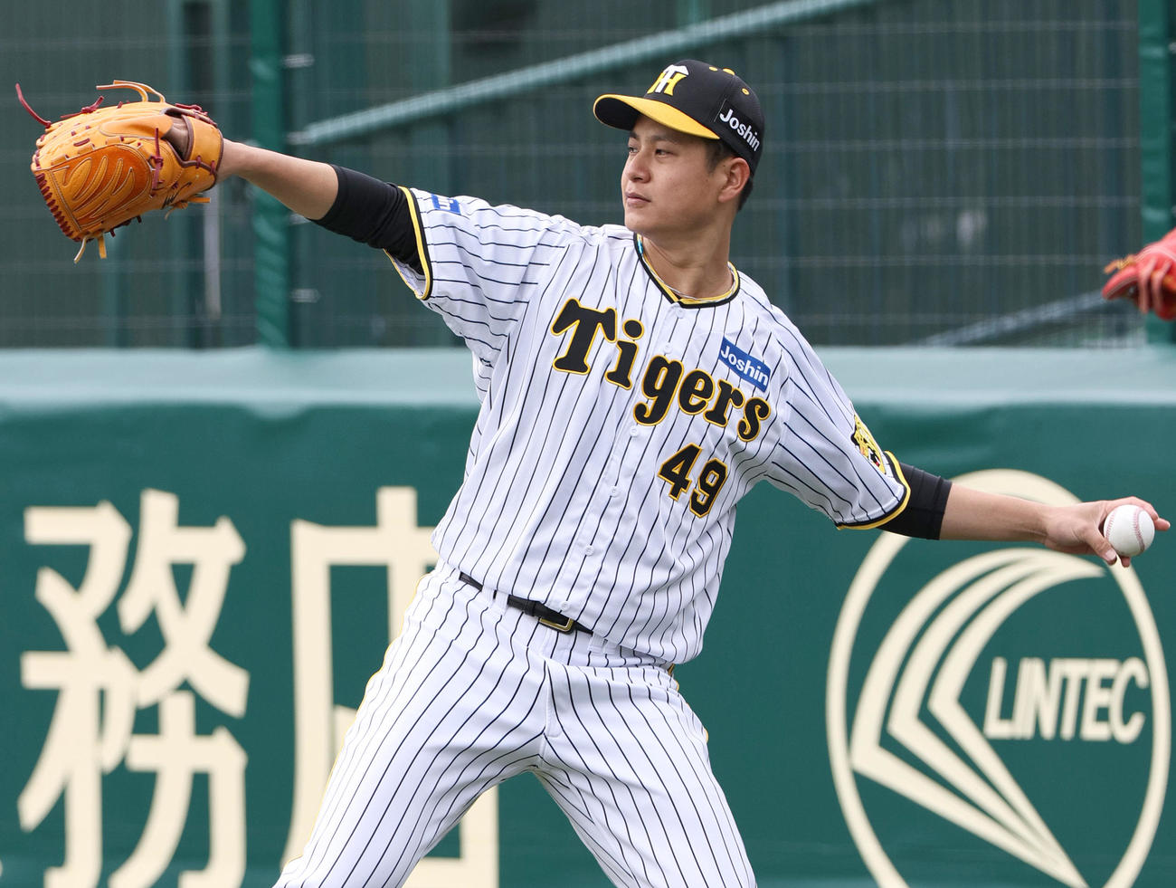 投手指名練習でキャッチボールする阪神大竹耕太郎（撮影・上山淳一）