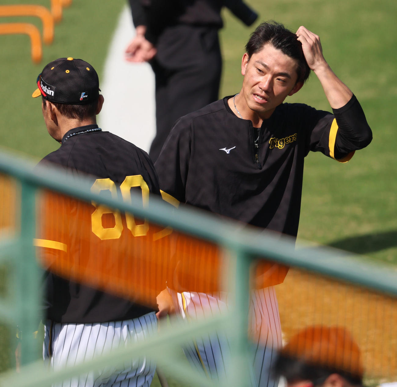 12日、巨人戦前に岡田監督（左）と話し合った伊藤将