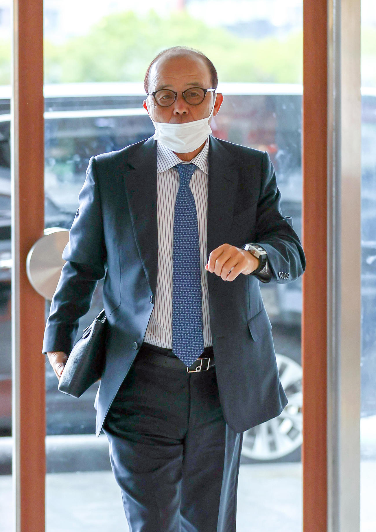 DeNA戦に向け移動する阪神岡田彰布監督（撮影・上山淳一）