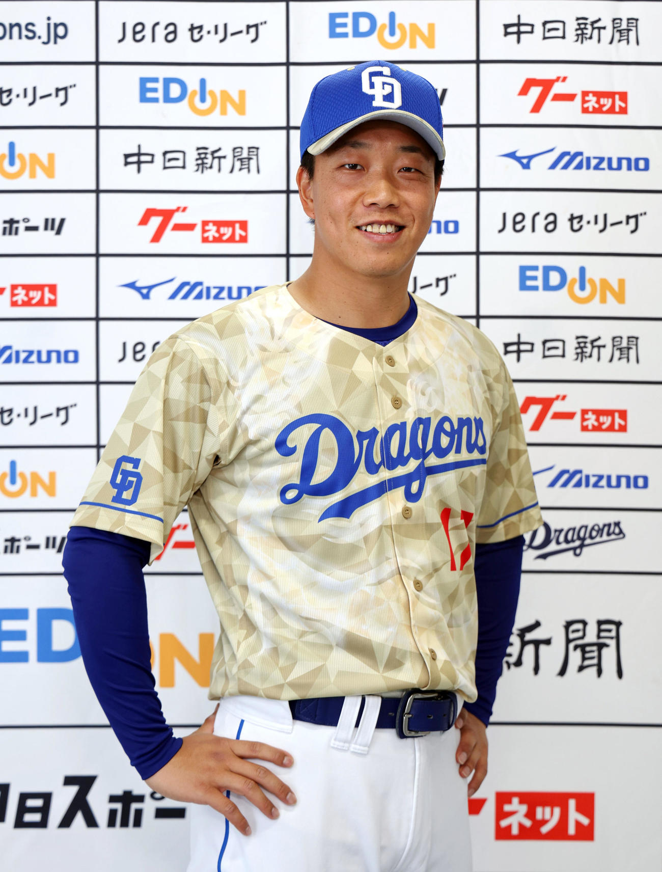 中日対広島戦　試合前、2023年昇竜ユニホームを披露する柳（代表撮影）