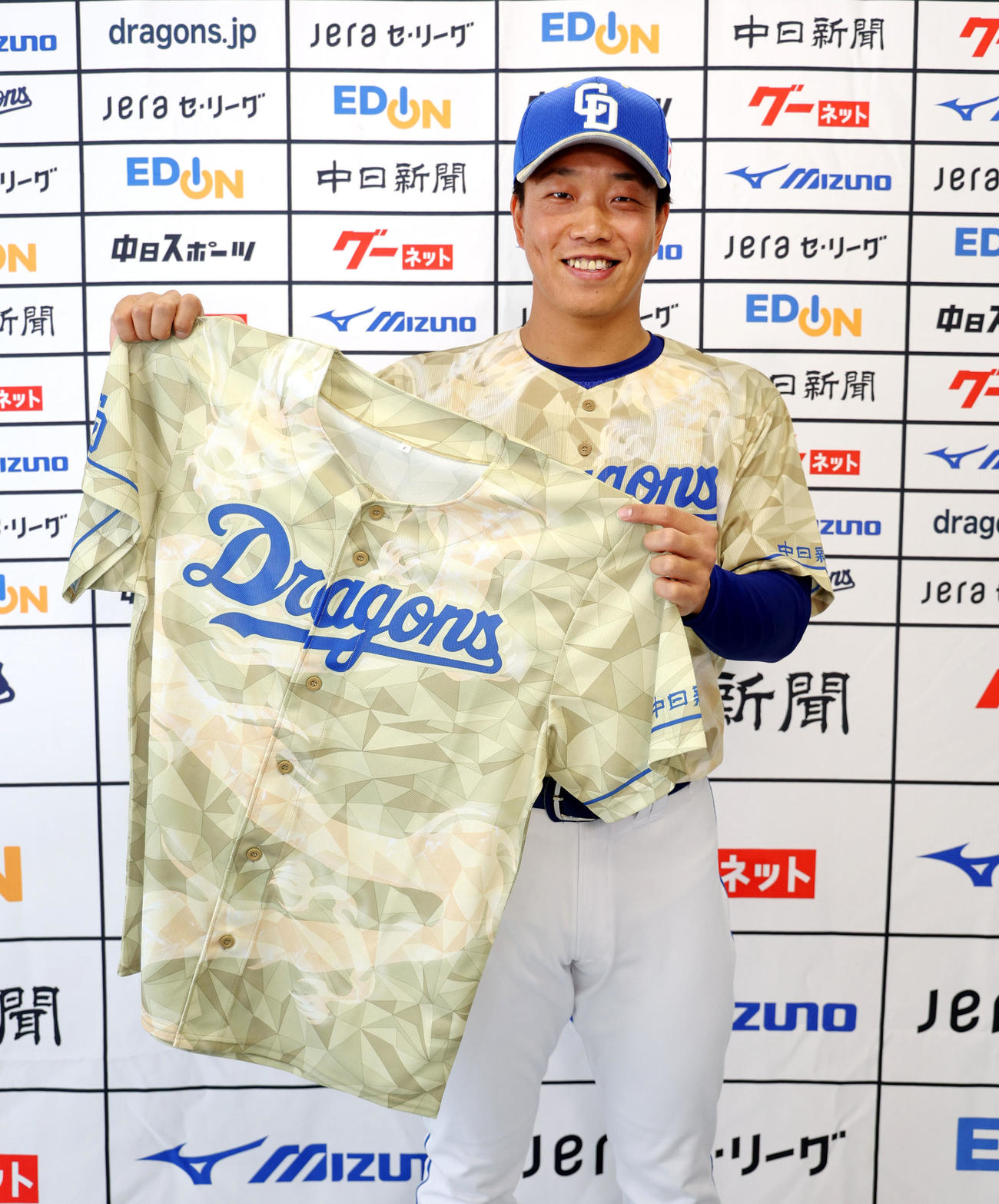 中日対広島戦　試合前、プレゼント用2023年昇竜ユニホームを手にする柳（代表撮影）