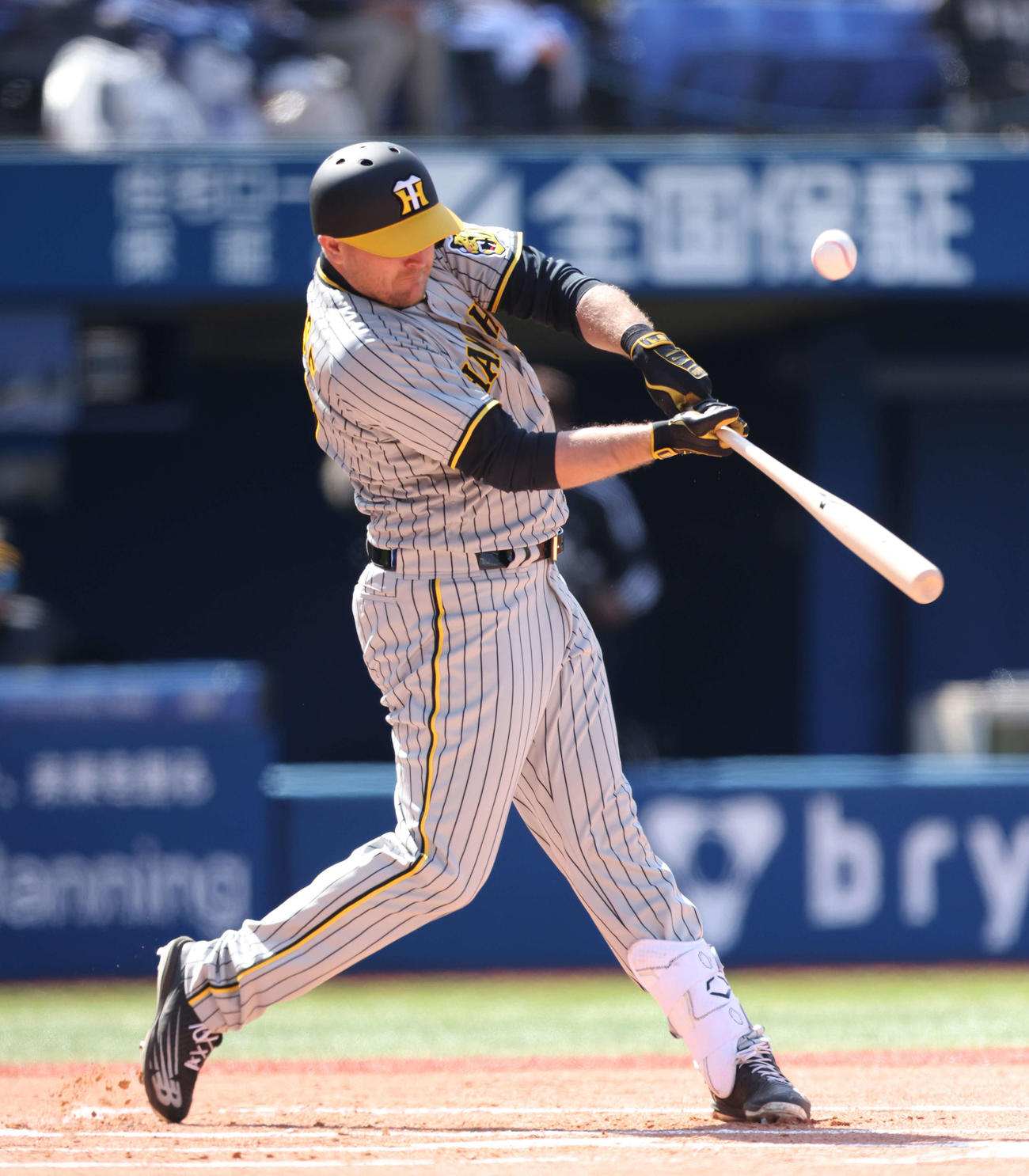 DeNA対阪神　1回表阪神無死一、二塁、右翼線に先制適時二塁打を放つノイジー（撮影・河田真司）