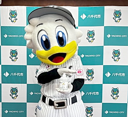 八千代市のアルコール除菌剤寄贈式で出席したロッテのマスコット「マーくん」（球団提供）