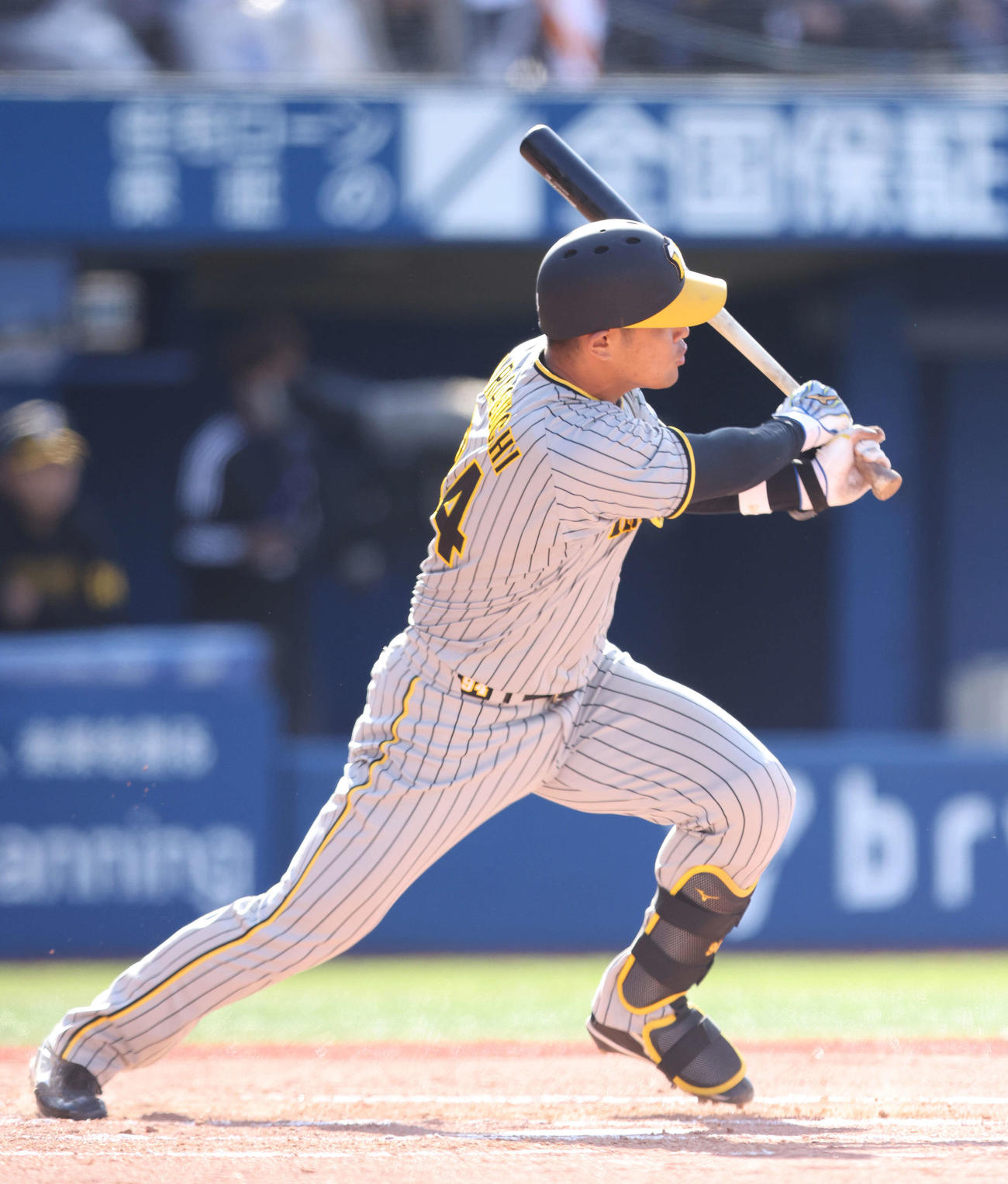 DeNA対阪神　6回表阪神1死満塁、左前2点適時打を放つ原口（撮影・河田真司）