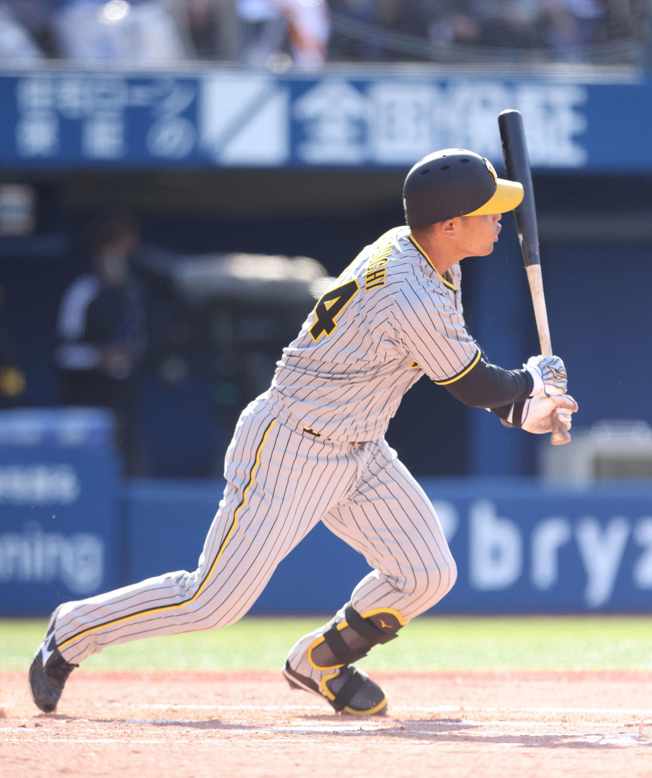DeNA対阪神　6回表阪神1死満塁、左前2点適時打を放つ原口（撮影・河田真司）