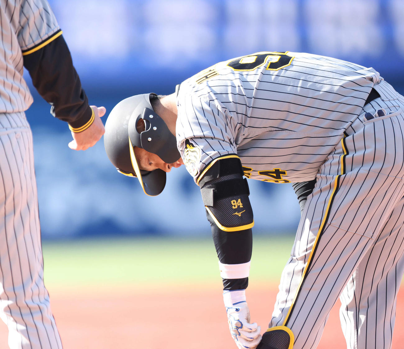 DeNA対阪神　6回表阪神1死満塁、左前2点適時打を放ち出塁する原口（撮影・河田真司）
