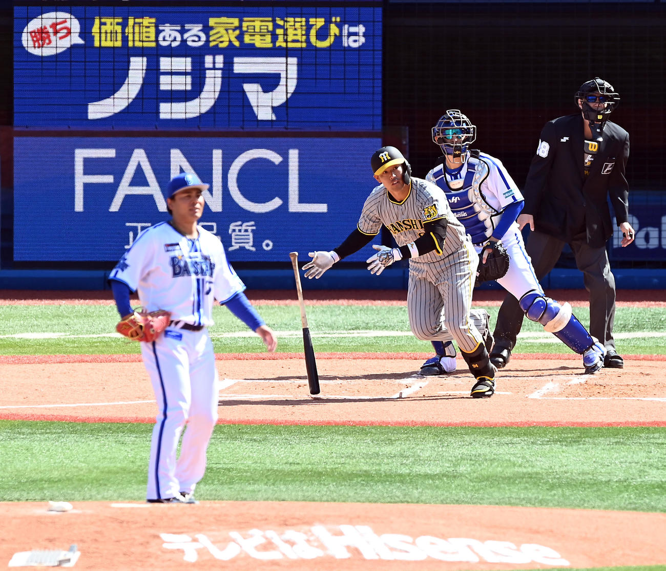 DeNA対阪神　1回表阪神2死三塁、左前に適時打を放つ原口。投手浜口（撮影・たえ見朱実）