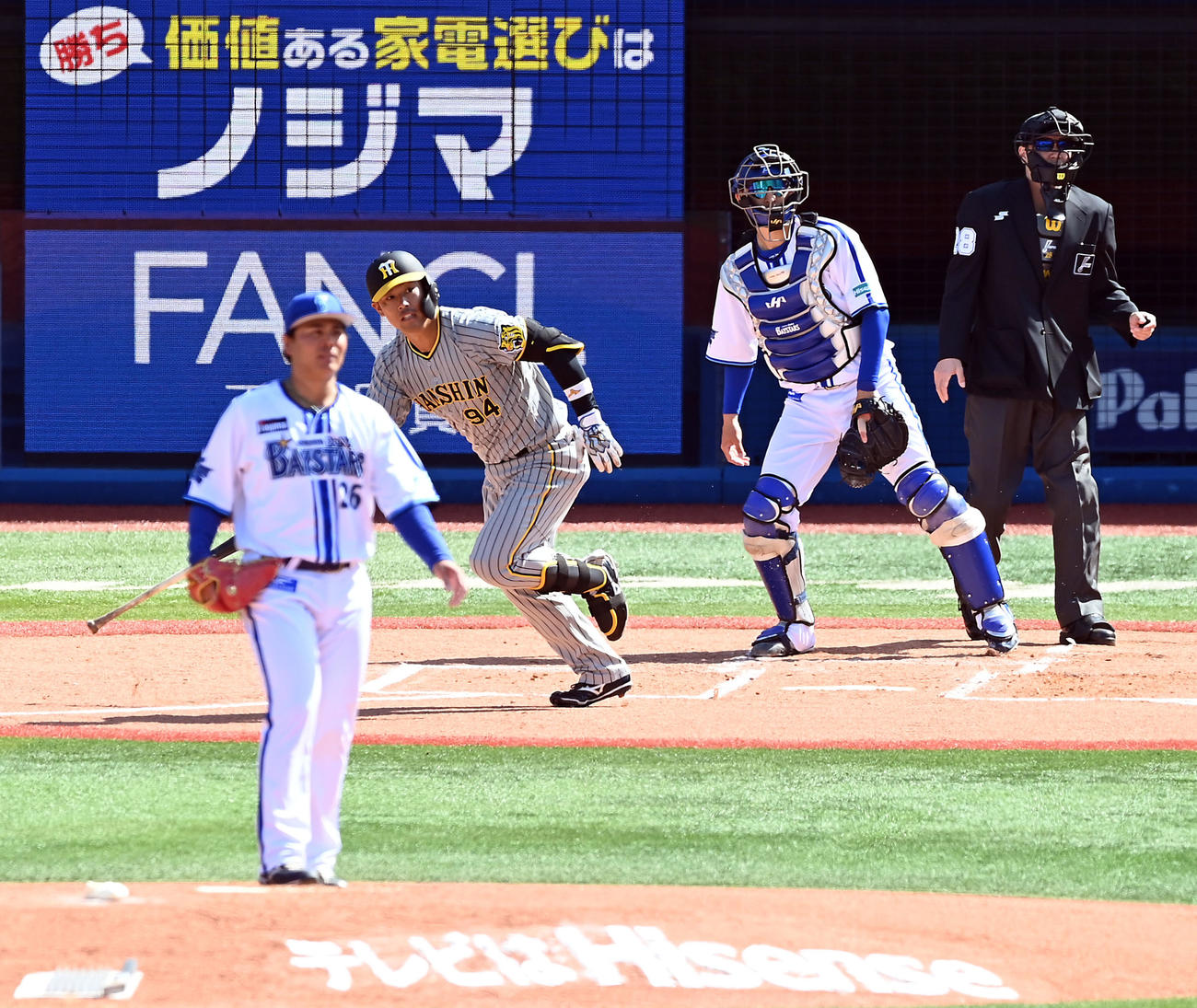 DeNA対阪神　1回表阪神2死三塁、左前に適時打を放つ原口。投手浜口（撮影・たえ見朱実）