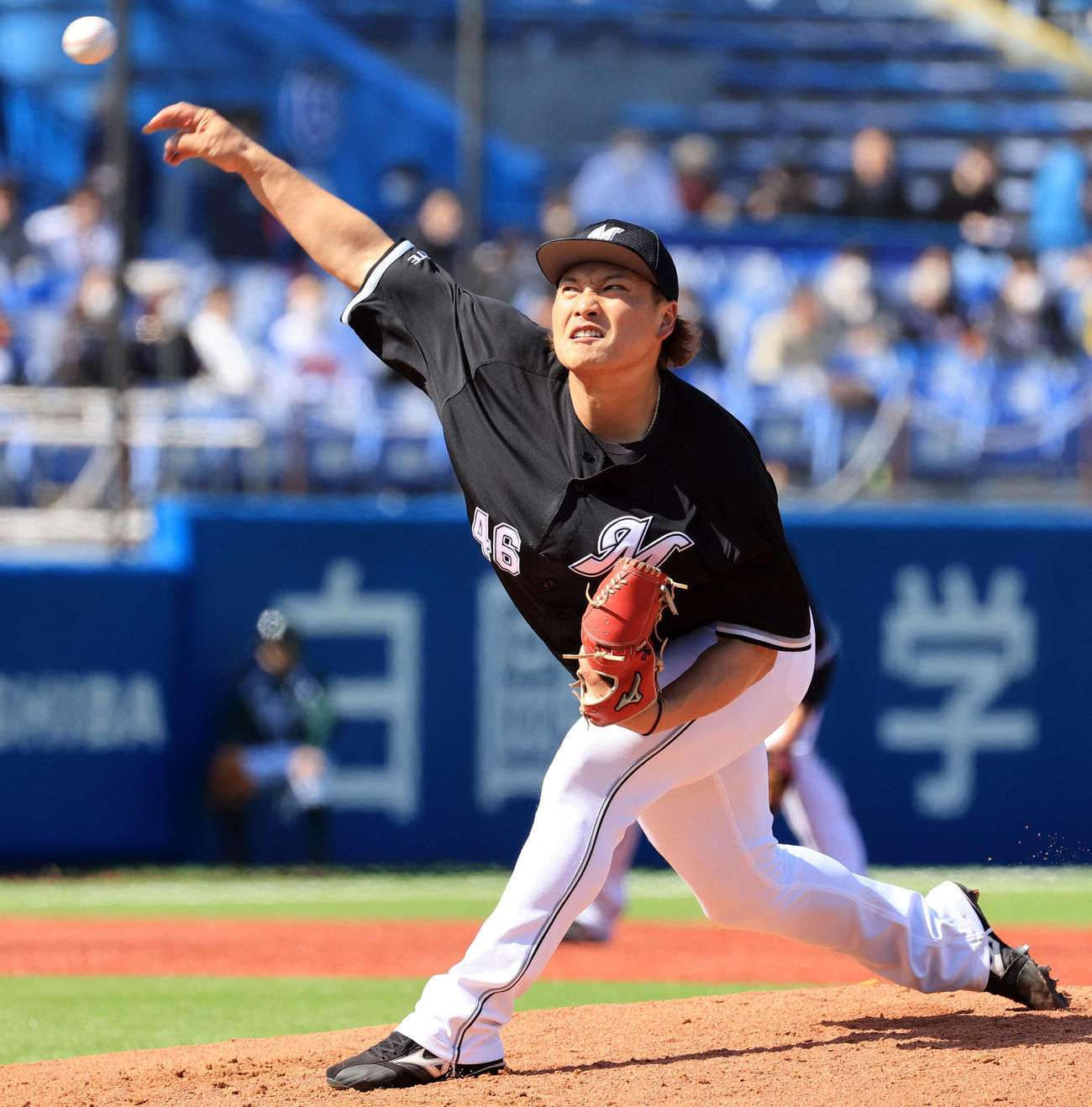 ヤクルト対ロッテ　力投するロッテ先発の岩下（撮影・浅見桂子）