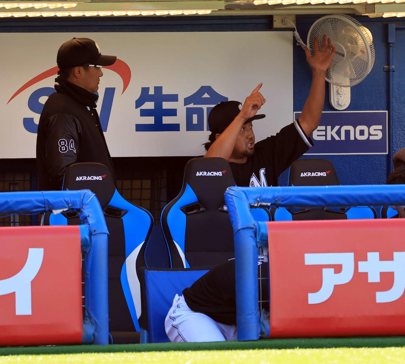 ヤクルト対ロッテ　6回裏ヤクルトの攻撃を抑えた沢村（右）は黒木投手コーチとベンチで話す（撮影・浅見桂子）