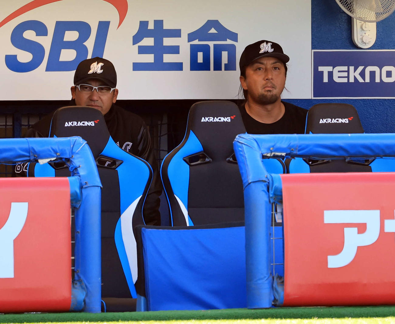 ヤクルト対ロッテ　6回裏ヤクルトの攻撃を抑えた沢村（右）は黒木投手コーチとベンチで話す（撮影・浅見桂子）