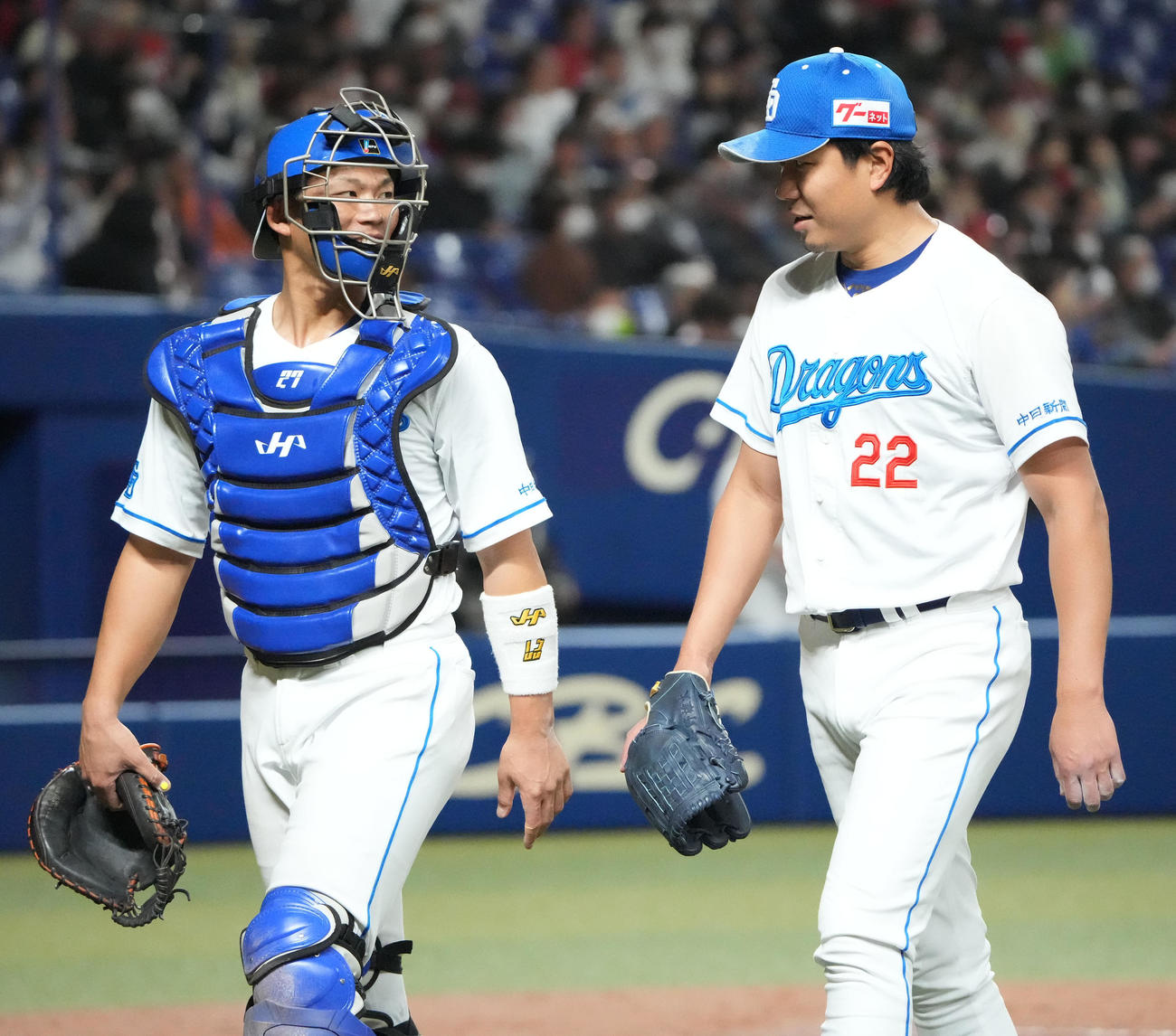 中日対広島戦　4回表広島攻撃終了、大野奨と言葉を交わしベンチへ戻る大野雄（右）（撮影・森本幸一）