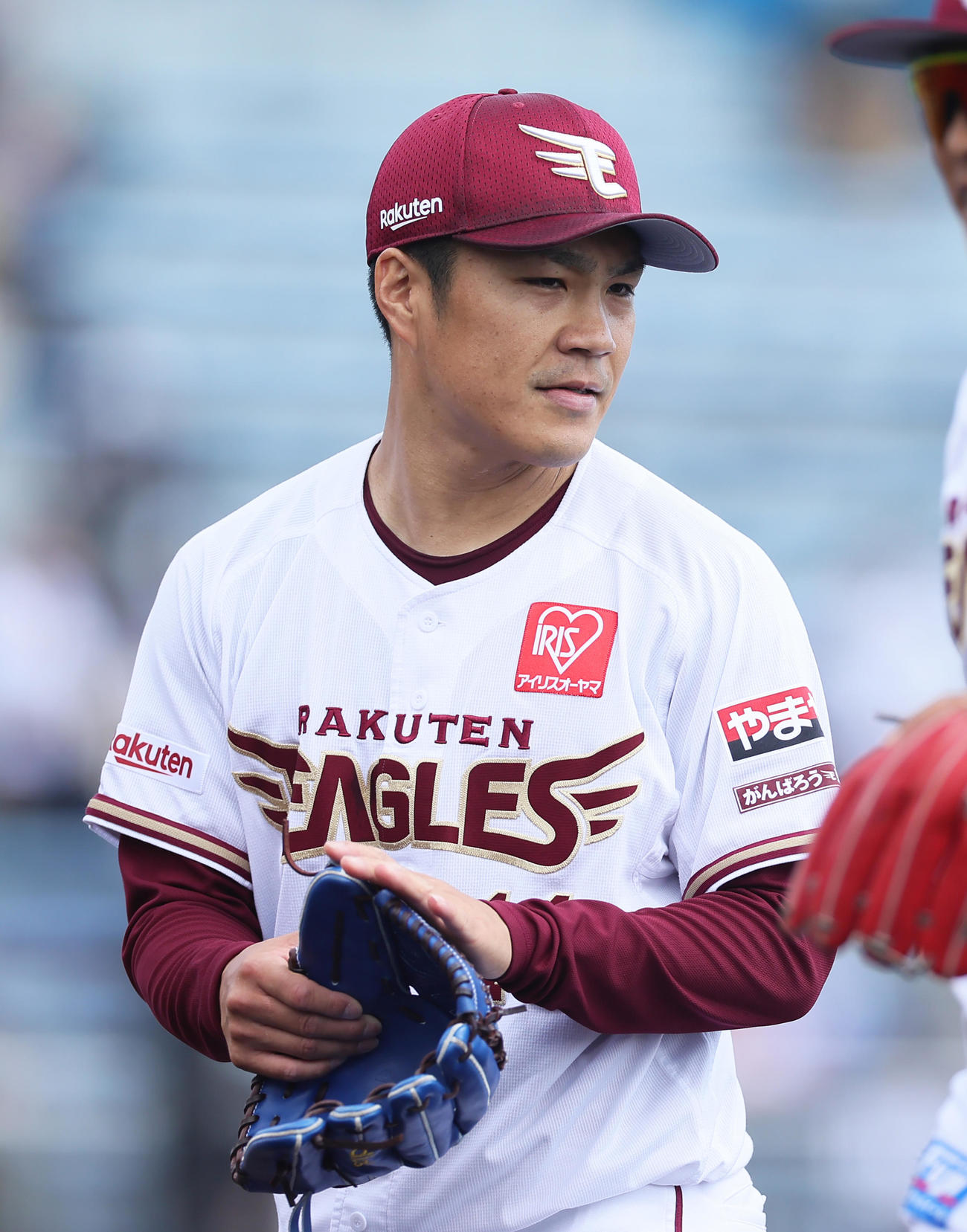 楽天対オリックス　1回、無失点で終えグラブをたたきベンチに戻る楽天先発の則本（撮影・足立雅史）