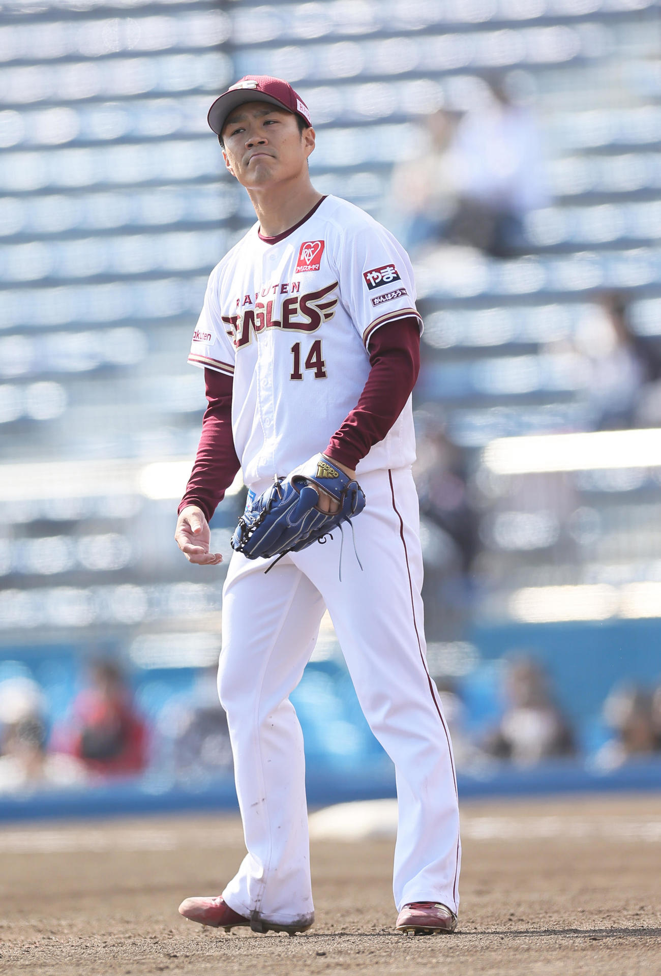 楽天対オリックス　4回表オリックス無死一、三塁、内藤に右適時二塁打を浴びた則本は渋い顔を見せる（撮影・足立雅史）