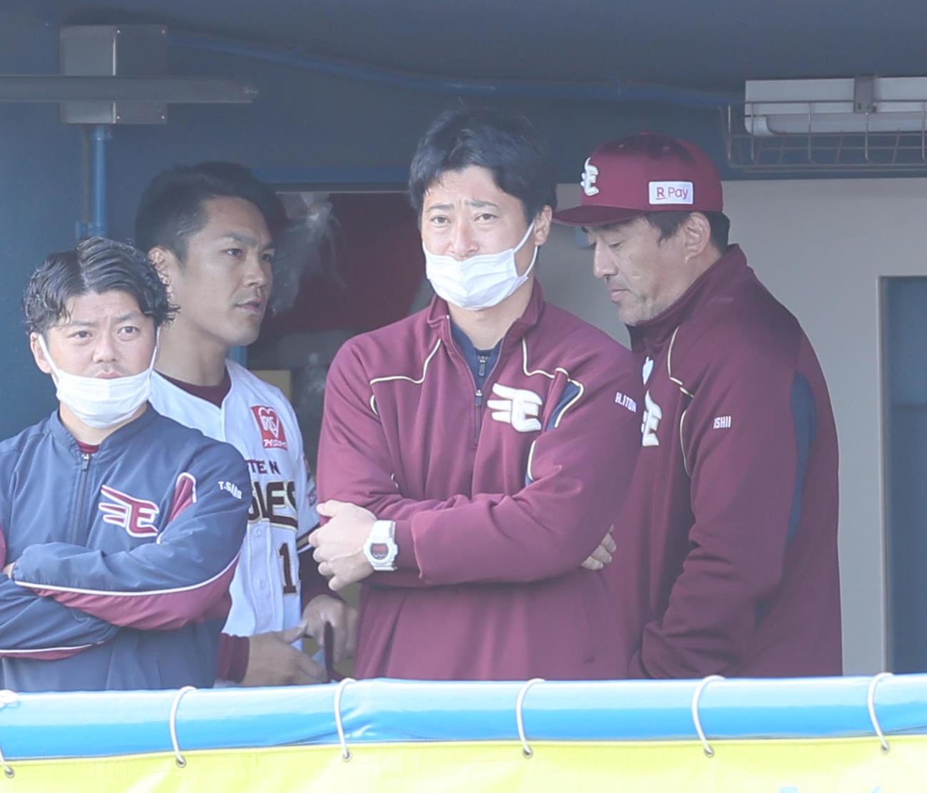 楽天対オリックス　6回途中2失点でマウンドを降りた楽天先発の則本（左から2人目）は石井監督（右端）から声をかけられる（撮影・足立雅史）