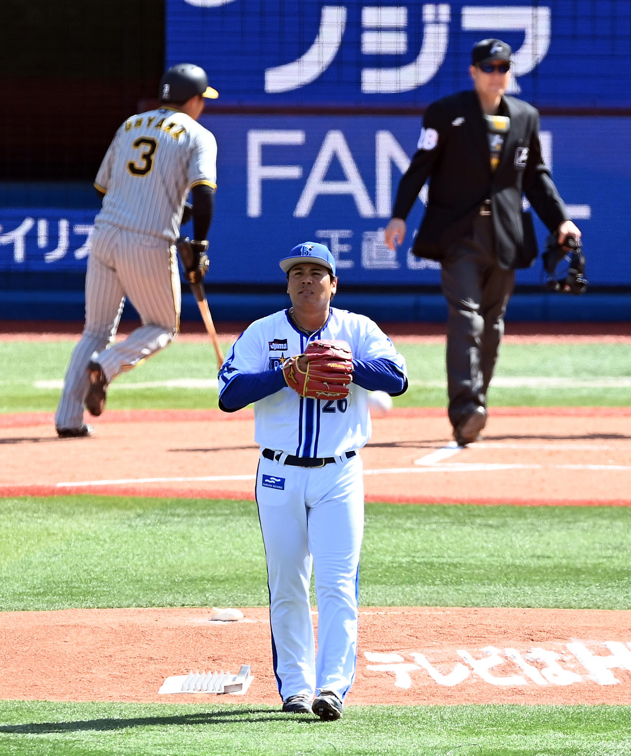 DeNA対阪神　1回表阪神2死三塁、原口に適時打を許し4失点目を喫する浜口（撮影・たえ見朱実）