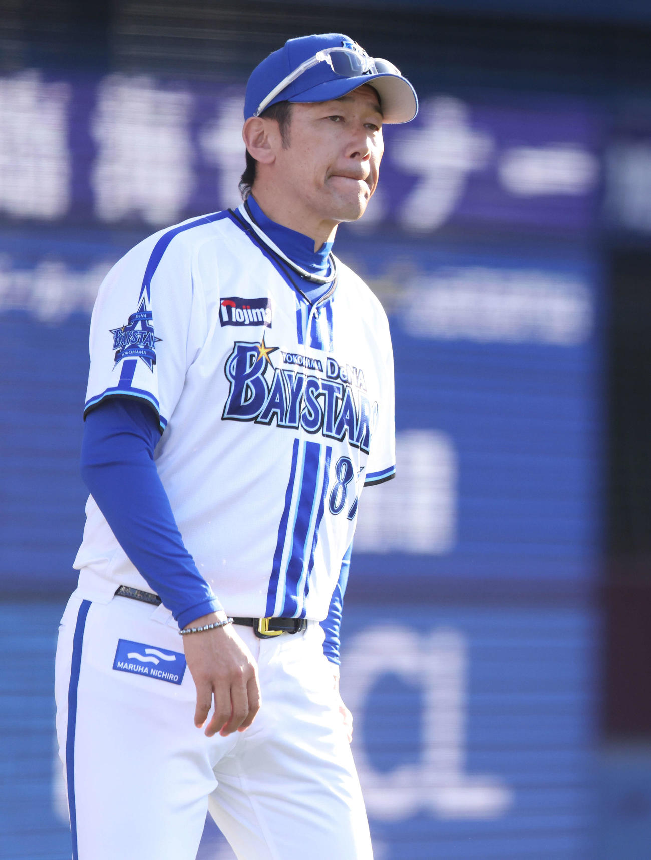 DeNA対阪神　8回裏を終え、選手交代を告げる三浦監督（撮影・河田真司）