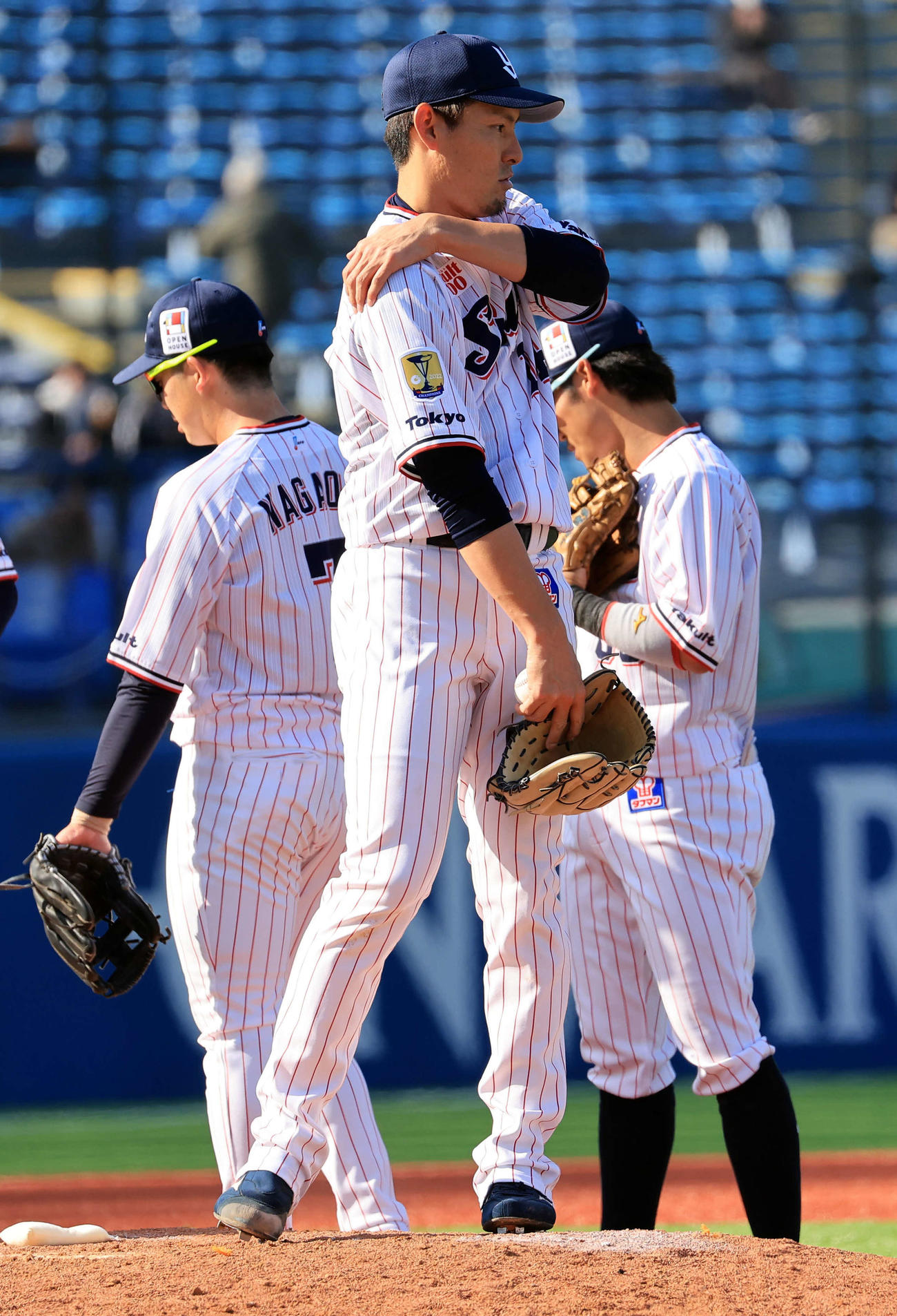 ヤクルト対ロッテ　7回表ロッテ無死、松川の打席で右肩を痛める高梨（撮影・浅見桂子）