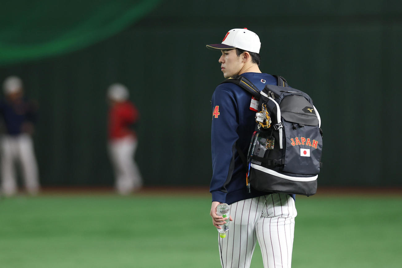 グラウンドに入り外野へ向かう佐々木（撮影・前田充）