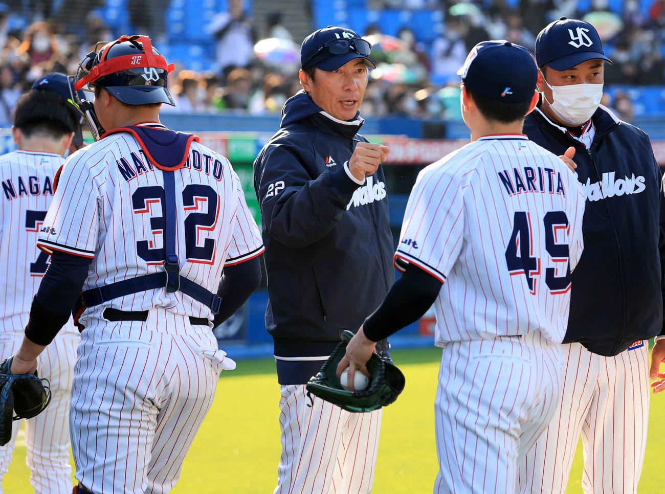 ヤクルト対ロッテ　4－2で勝利し、成田（右）らナインをグータッチで迎えヤクルトる高津監督（撮影・浅見桂子）