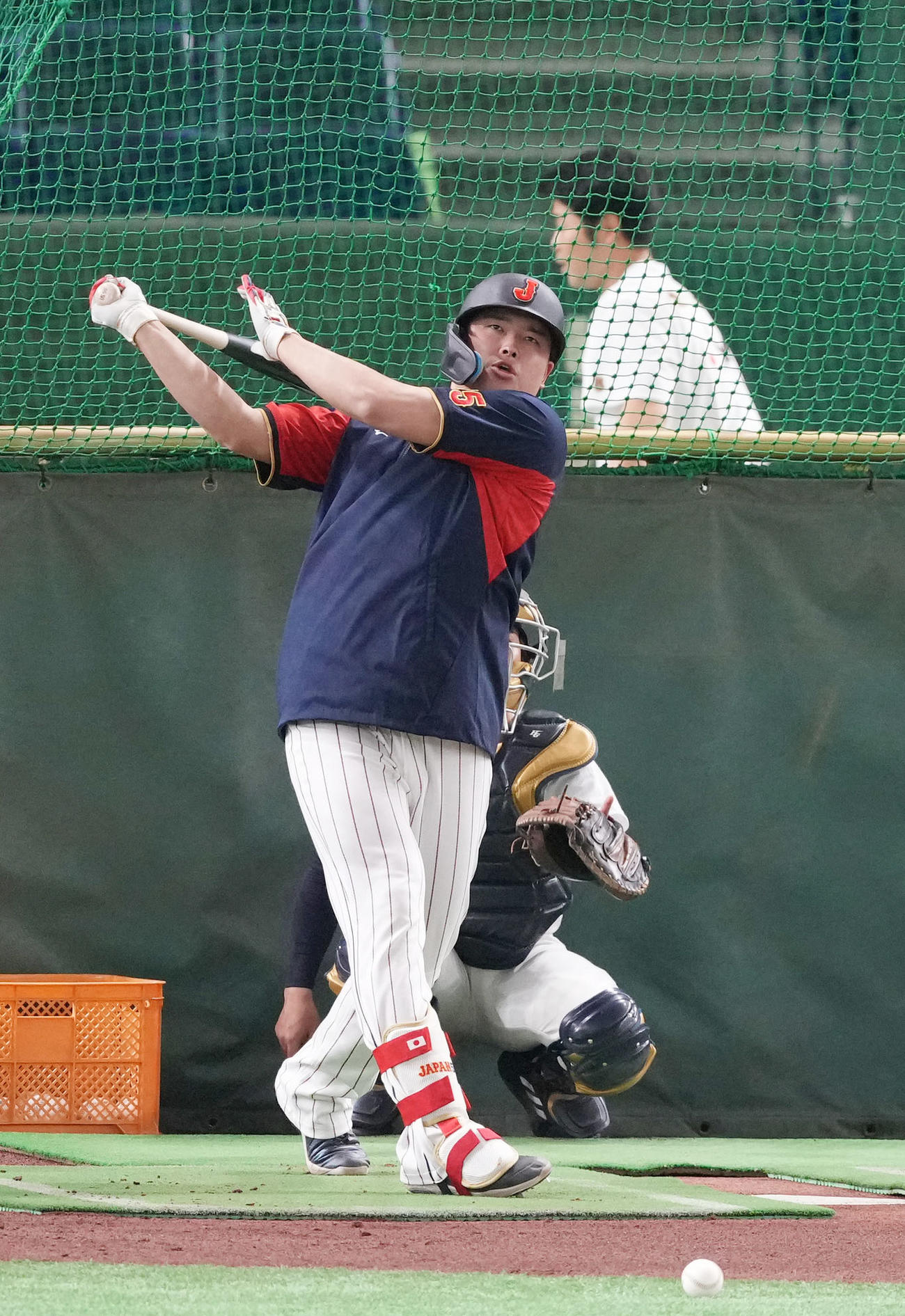 東京ドームでの全体練習でフリー打撃を行う村上（撮影・狩俣裕三）