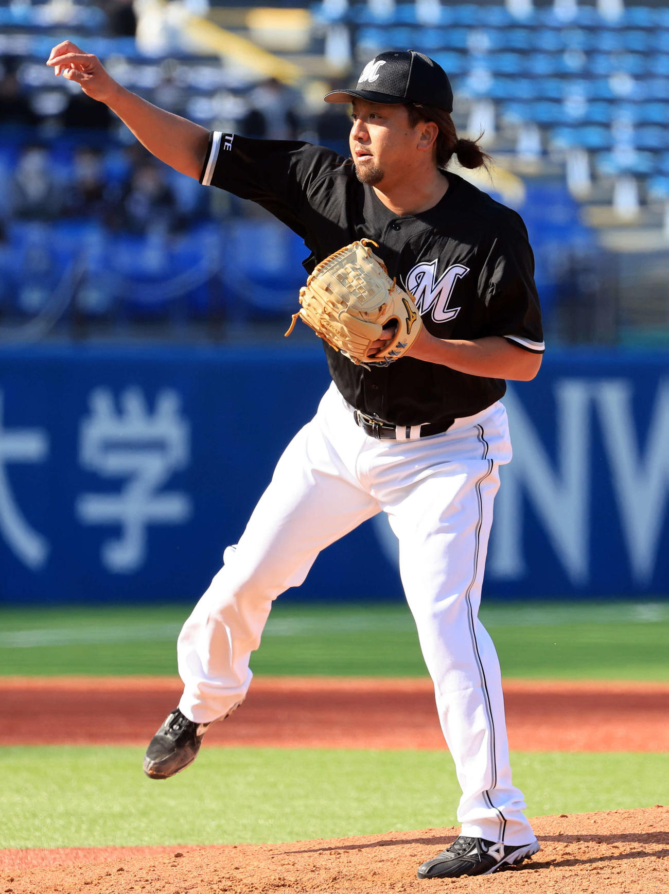 ヤクルト対ロッテ　6回裏ヤクルトの攻撃で登板した沢村（撮影・浅見桂子）