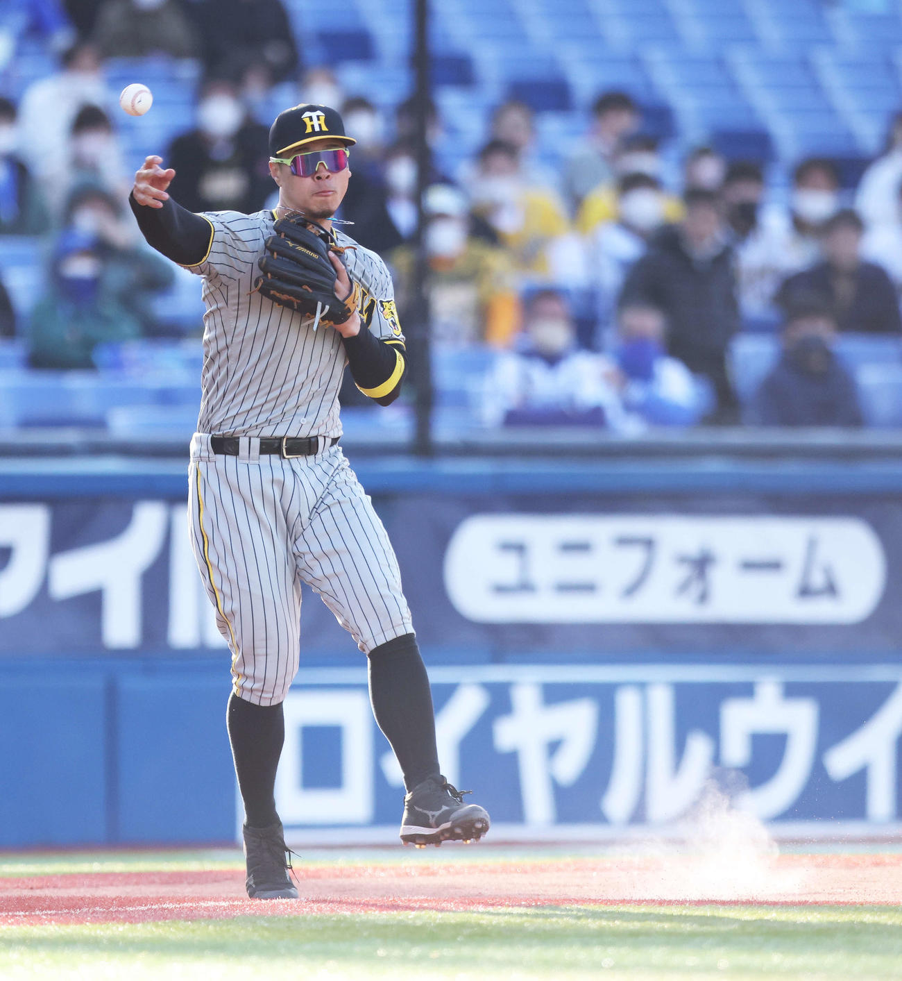 DeNA対阪神　8回裏DeNA無死一塁、桑原の打球を一塁に悪送球する佐藤輝（撮影・河田真司）