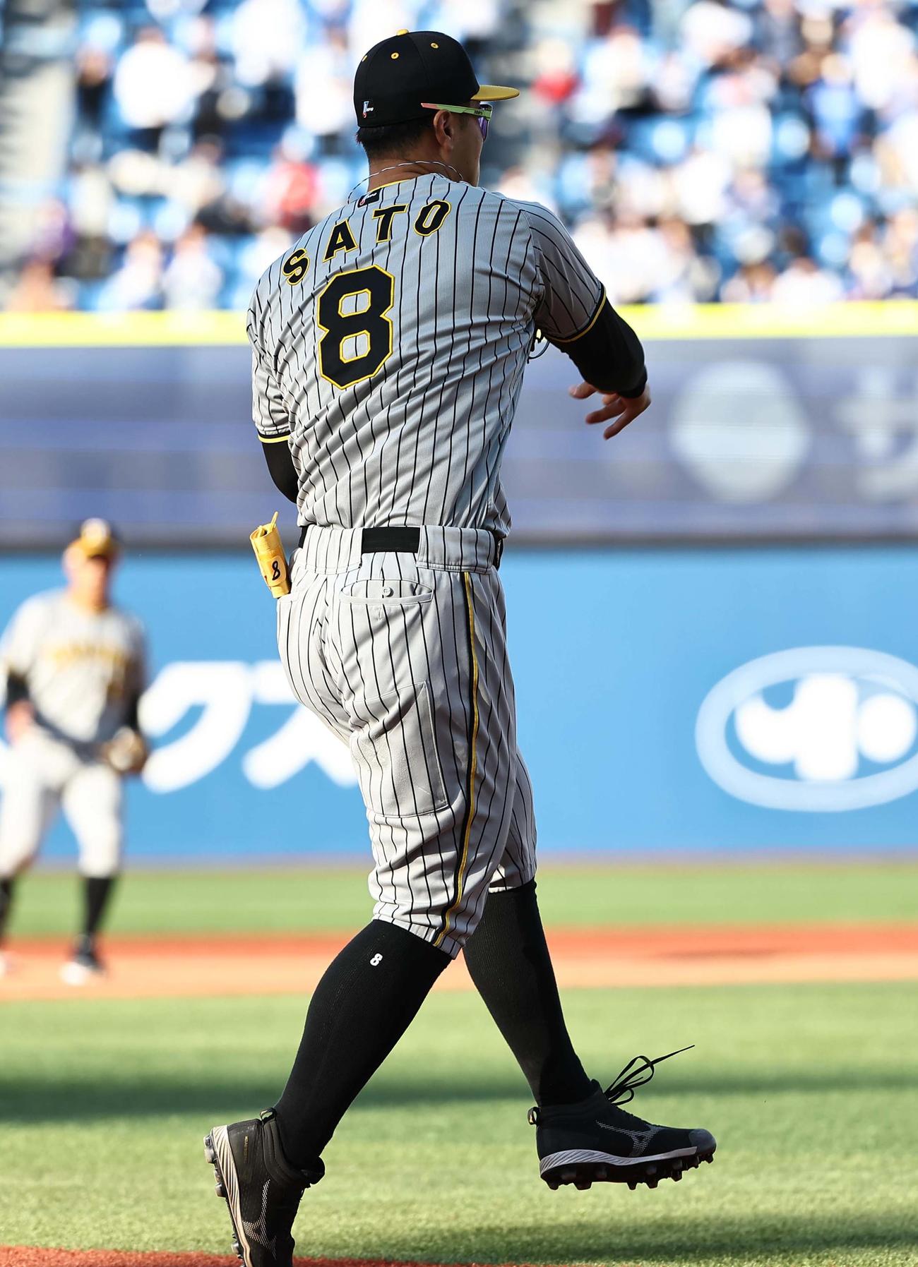 DeNA対阪神　8回裏DeNA1死一、二塁、佐藤輝は桑原の打球を一塁へ悪送球する（撮影・上田博志）