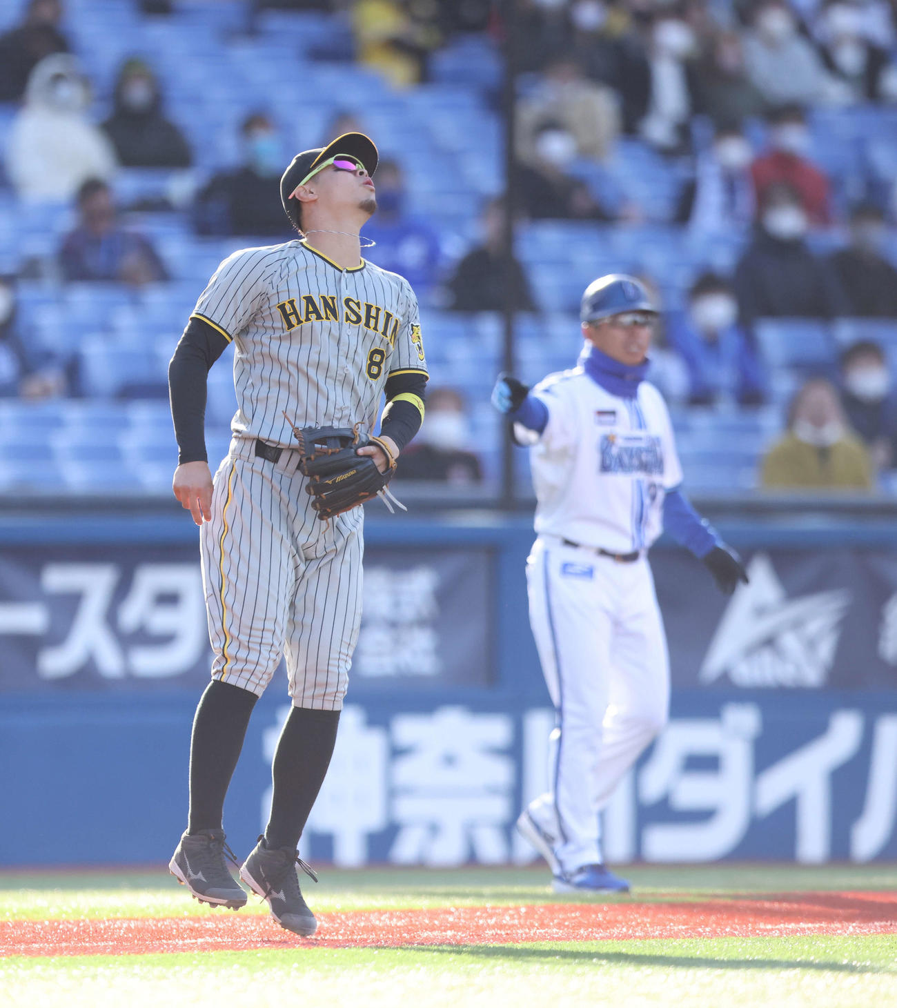 DeNA対阪神　8回裏DeNA無死一塁、桑原の打球を一塁に悪送球し天を仰ぐ佐藤輝（撮影・河田真司）