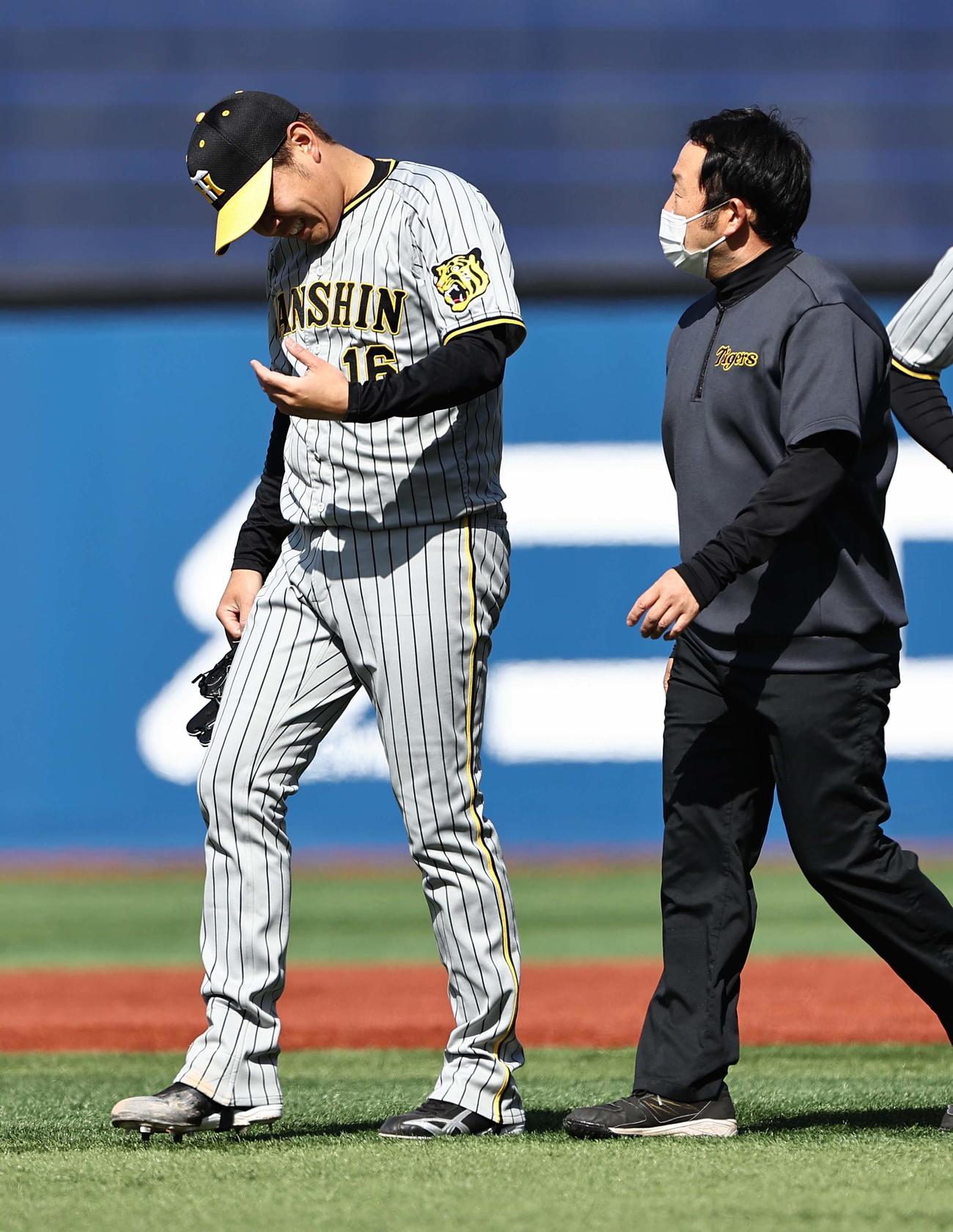 DeNA対阪神　2回裏DeNA無死、伊藤光の打球をグラブではじいた西勇輝は左手を見つめて痛がる（撮影・上田博志）