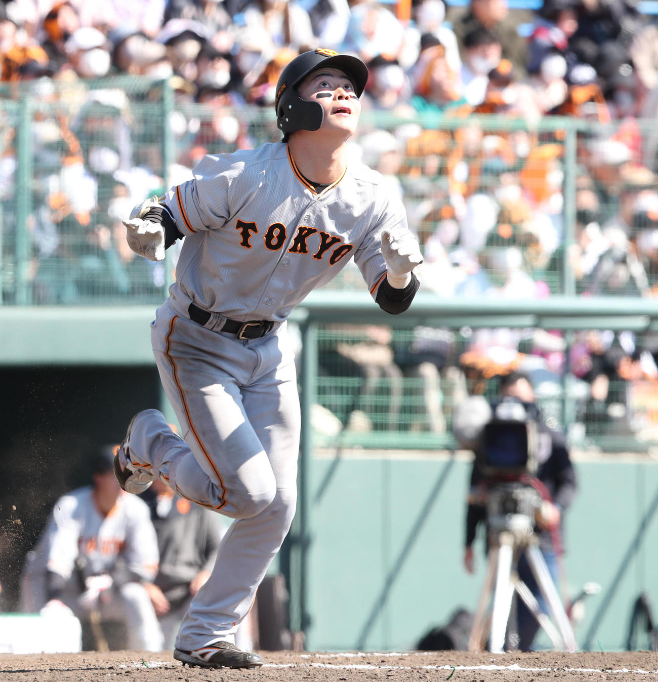 ソフトバンク対巨人　5回表巨人無死、岡田悠希は右越え本塁打を放つ（撮影・梅根麻紀）