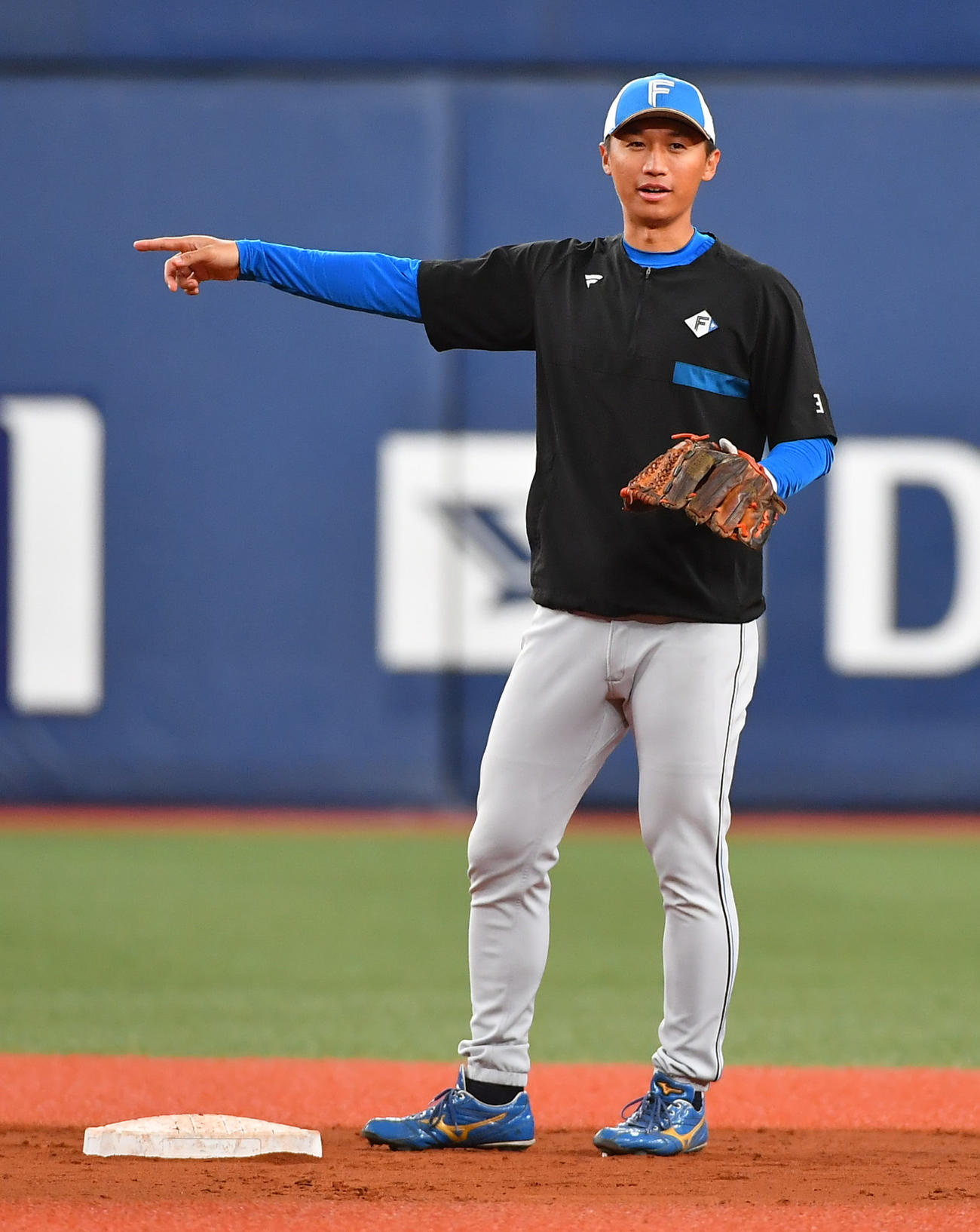 12日のオリックス戦の試合前、守備練習を行う日本ハム加藤豪将