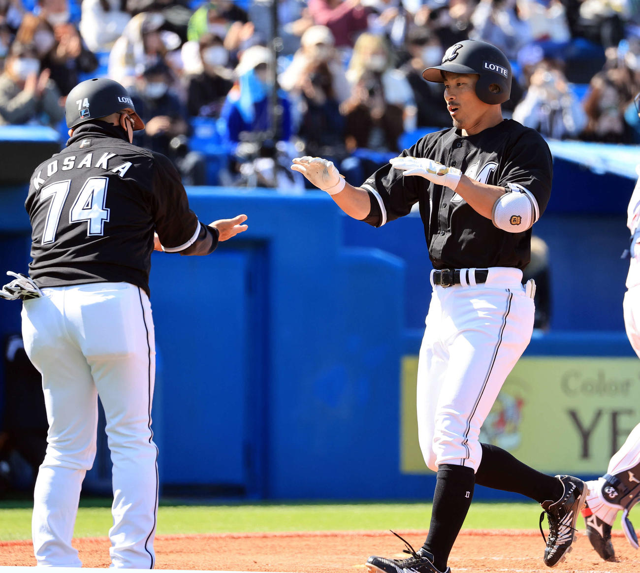 ヤクルト対ロッテ　3回表ロッテ無死一塁、荻野は左2点本塁打を放ちハイタッチで生還する（撮影・浅見桂子）
