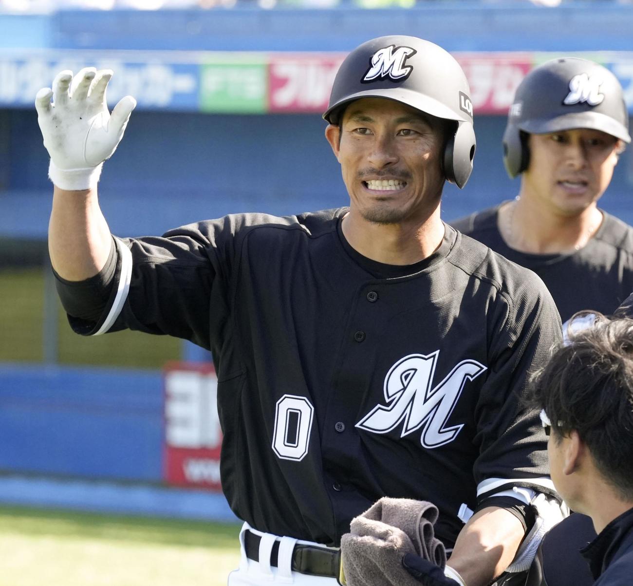3回、2ランを放ち笑顔のロッテ荻野（共同）