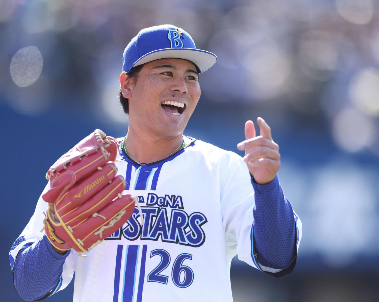 DeNA対阪神　4回表を抑え、笑顔でナインを迎える浜口（撮影・河田真司）