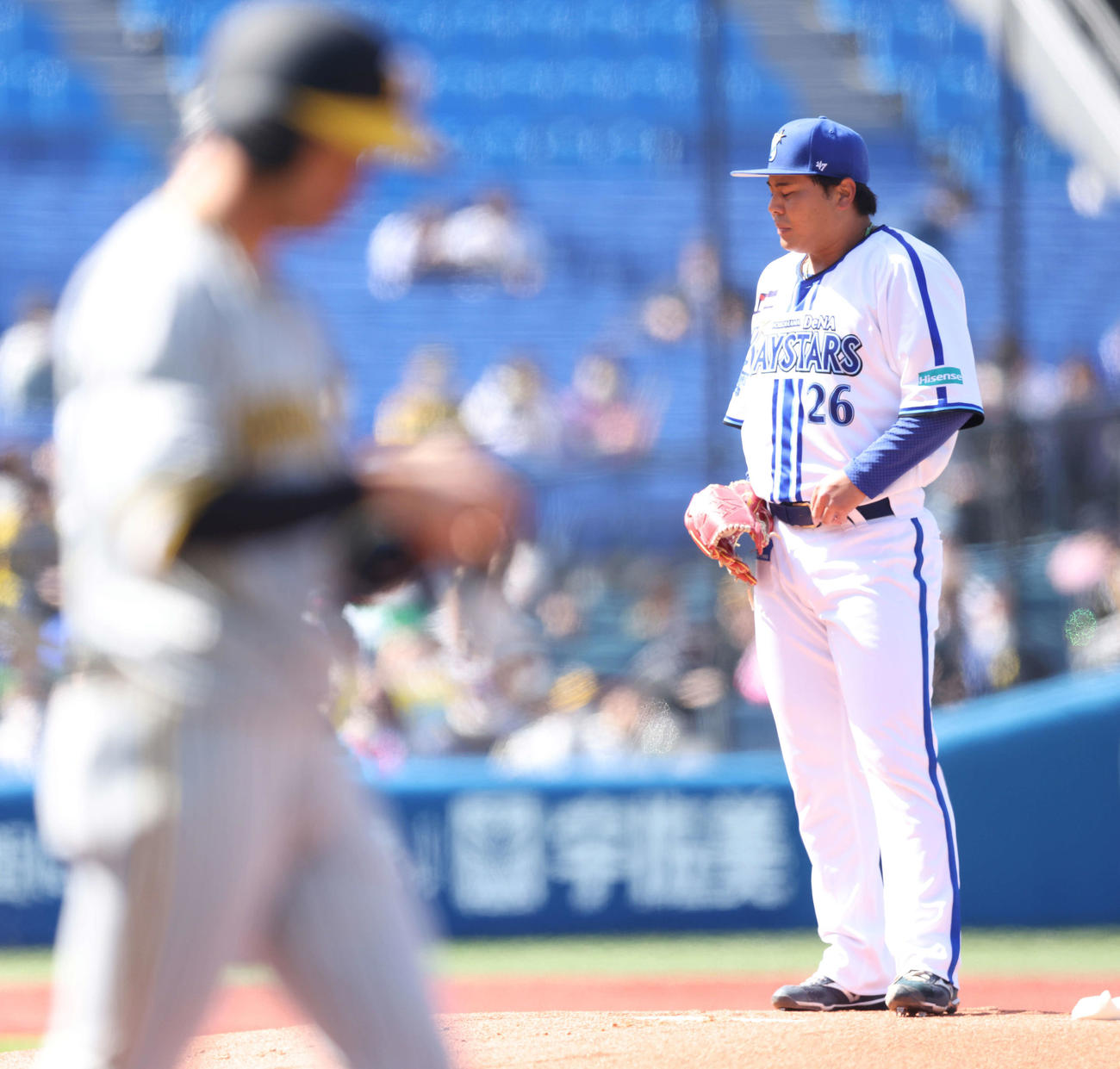 DeNA対阪神　1回表阪神無死、近本（手前）に四球を与える浜口（撮影・河田真司）