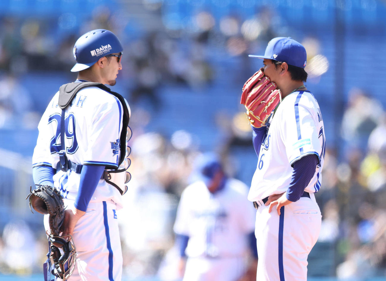 DeNA対阪神　1回表阪神無死二、三塁、マウンドで言葉を交わす伊藤（左）と浜口（撮影・河田真司）