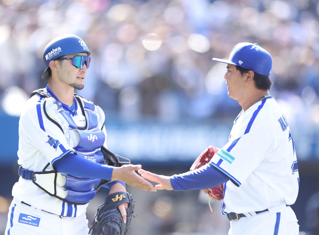 DeNA対阪神　3回表を抑え、タッチを交わす伊藤（左）と浜口（撮影・河田真司）