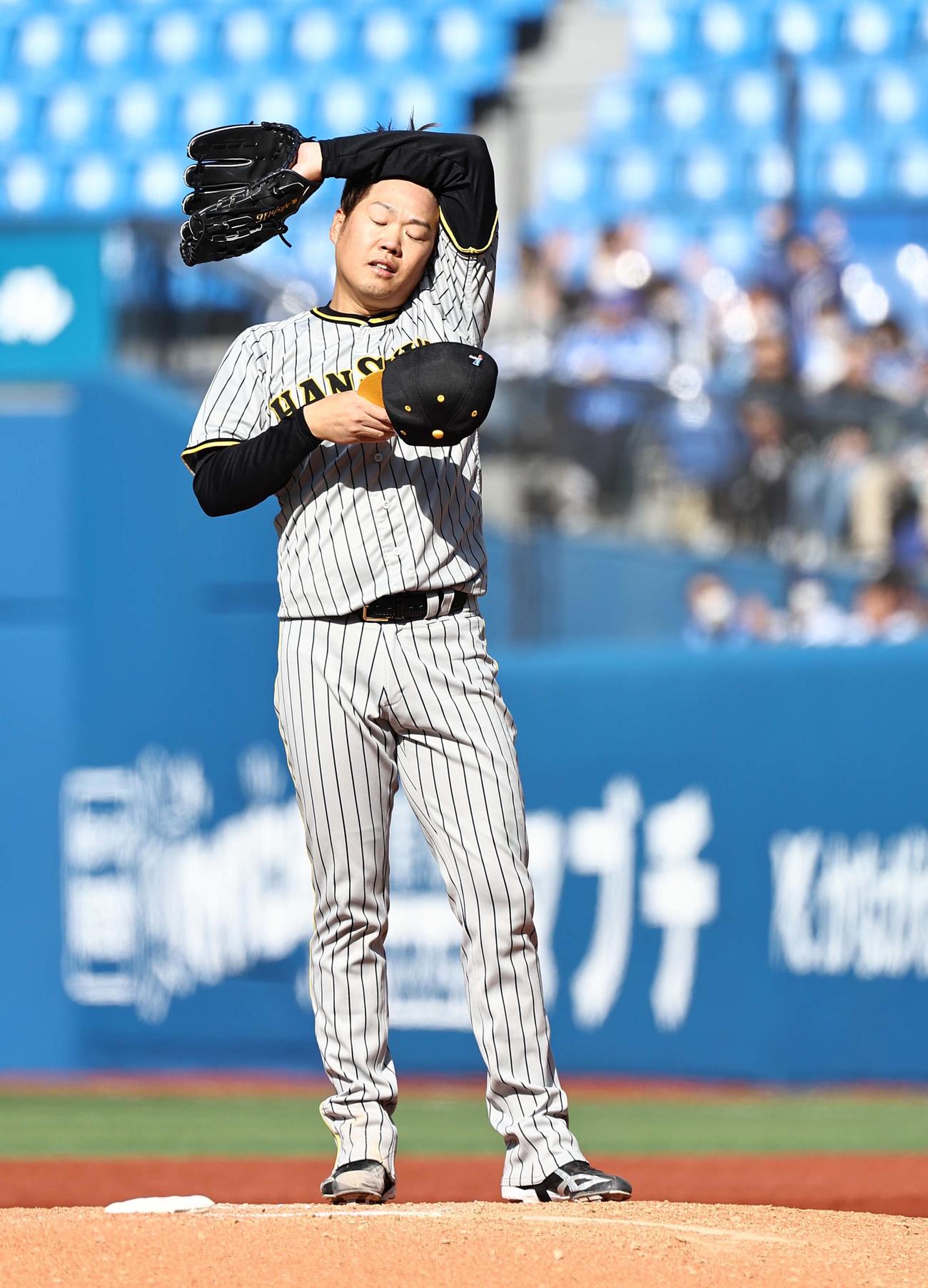 DeNA対阪神　5回裏DeNA無死一塁、宮崎に勝ち越し適時二塁打を浴び汗をぬぐう西勇（撮影・上田博志）