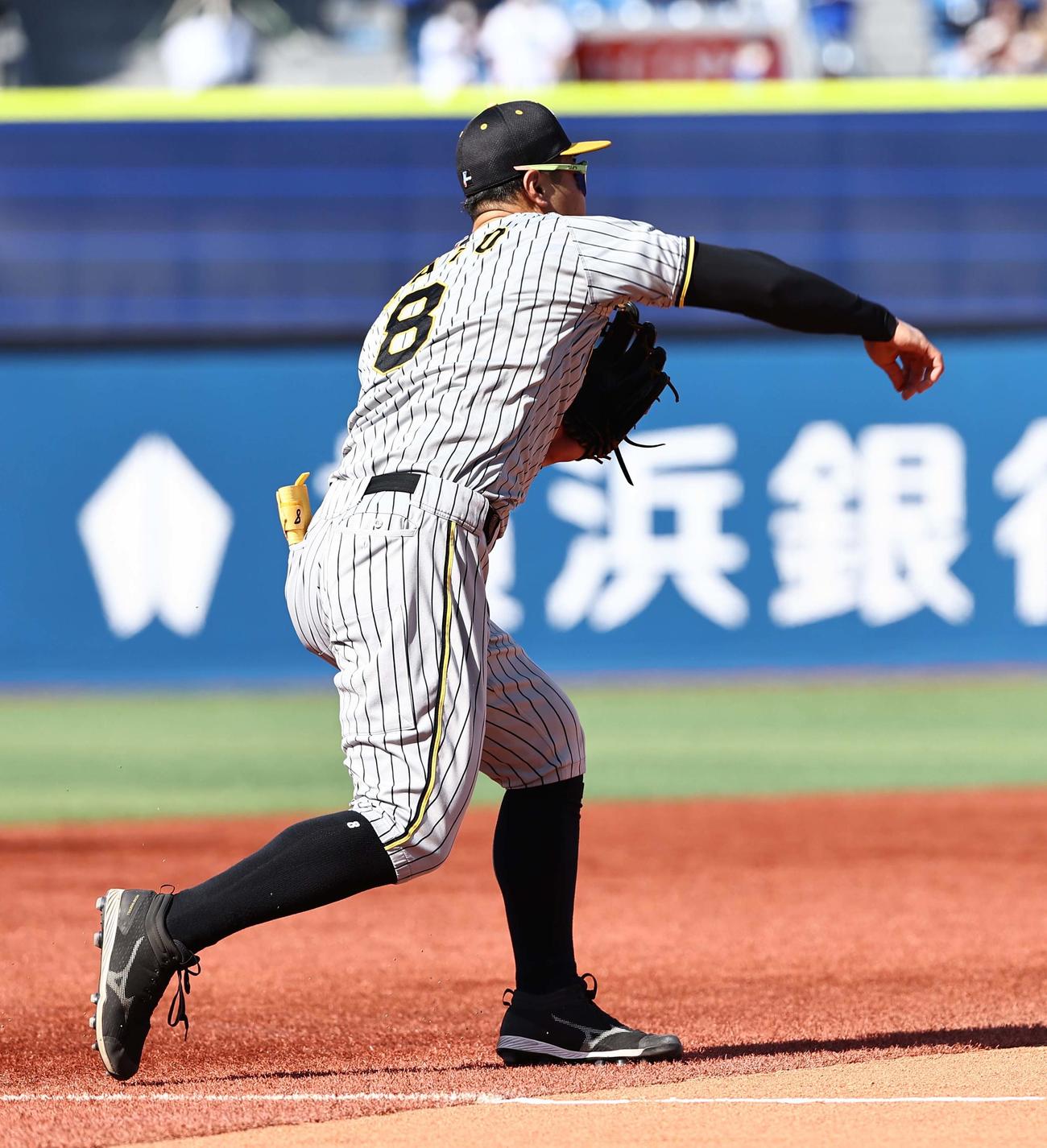 DeNA対阪神　4回裏DeNA無死、佐藤輝は大田の打球を一塁へ悪送球する（撮影・上田博志）