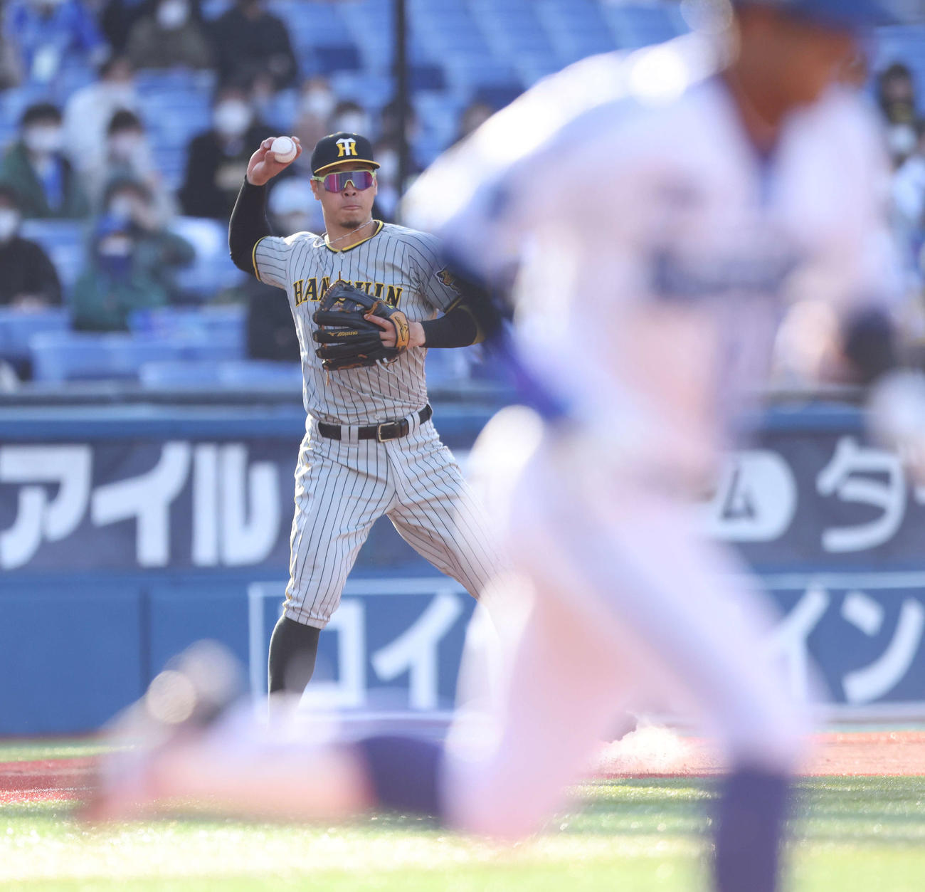 DeNA対阪神　8回裏DeNA無死一塁、桑原の打球を一塁に悪送球する佐藤輝（撮影・河田真司）