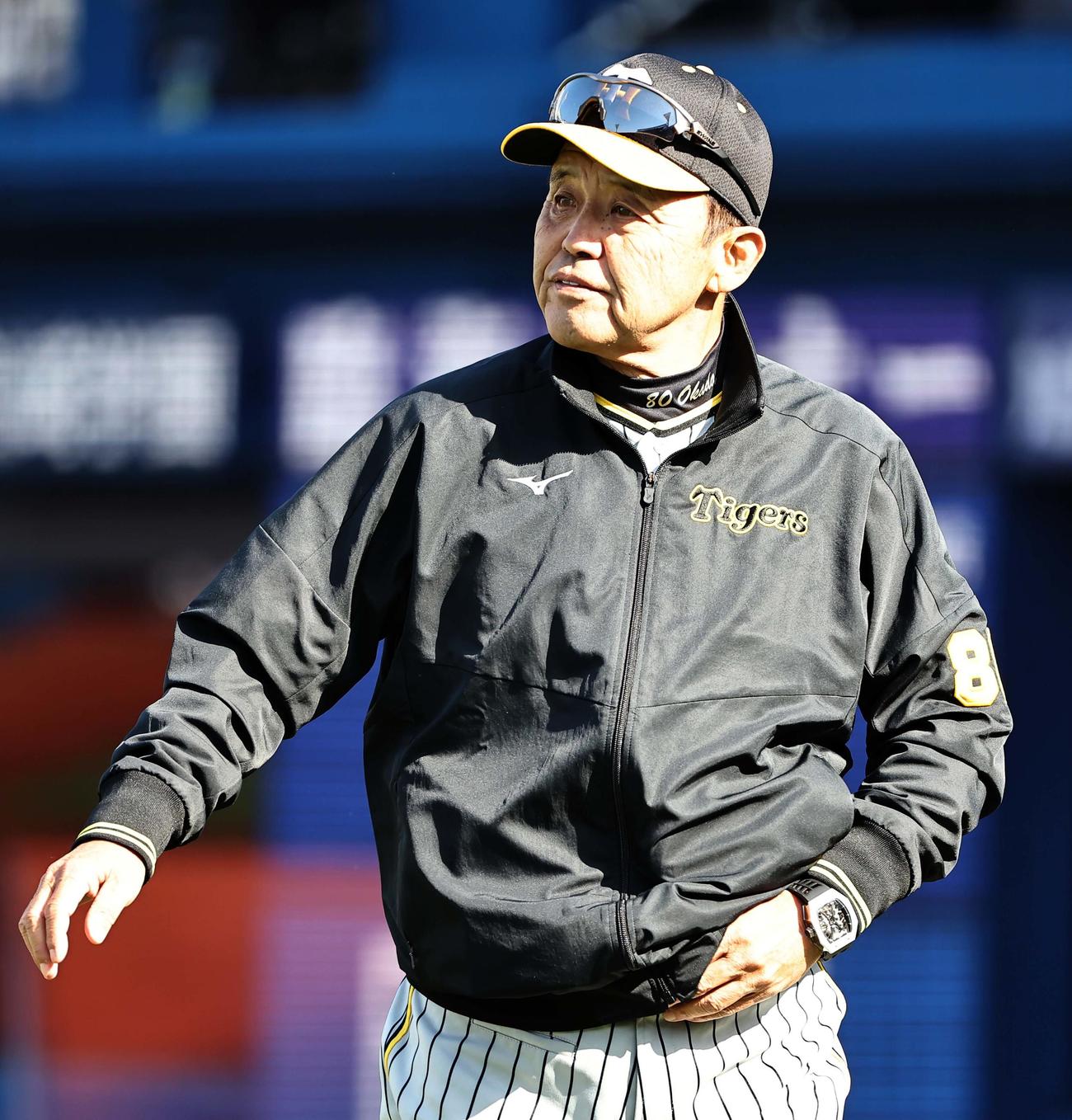DeNA対阪神　選手交代を告げベンチに引き揚げる岡田監督（撮影・上田博志）