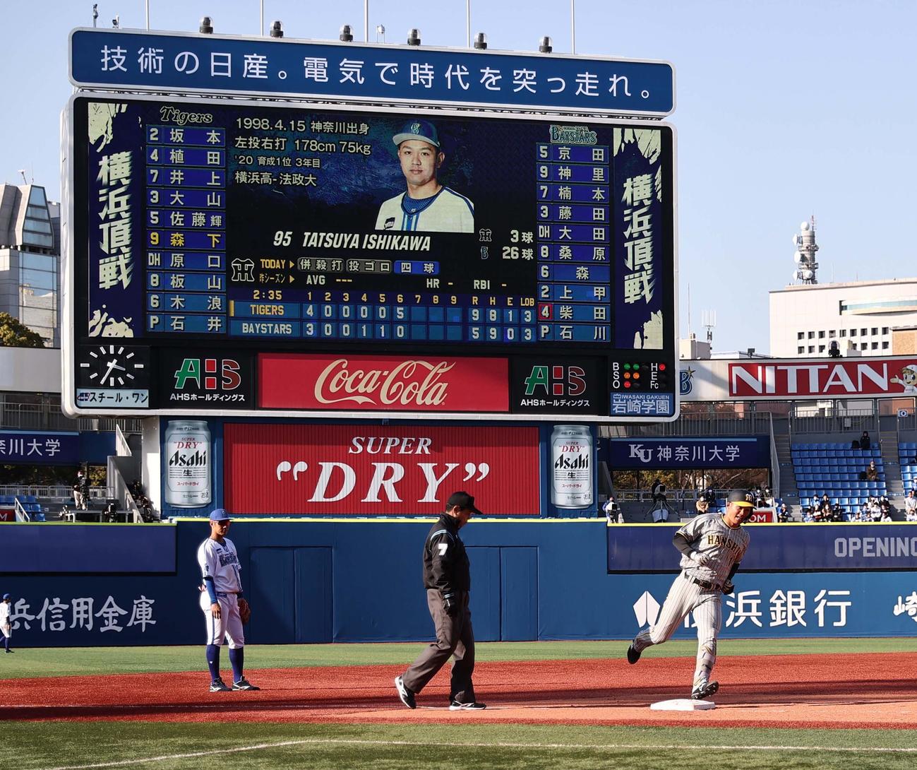 DeNA対阪神　7回表阪神1死一塁、左越え2点本塁打を放った森下は、スコアボードを背に悠々と三塁を回る（撮影・上田博志）