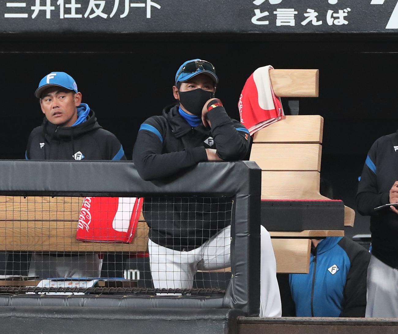 日本ハム対西武　ベンチで渋い表情の新庄監督（撮影・黒川智章）