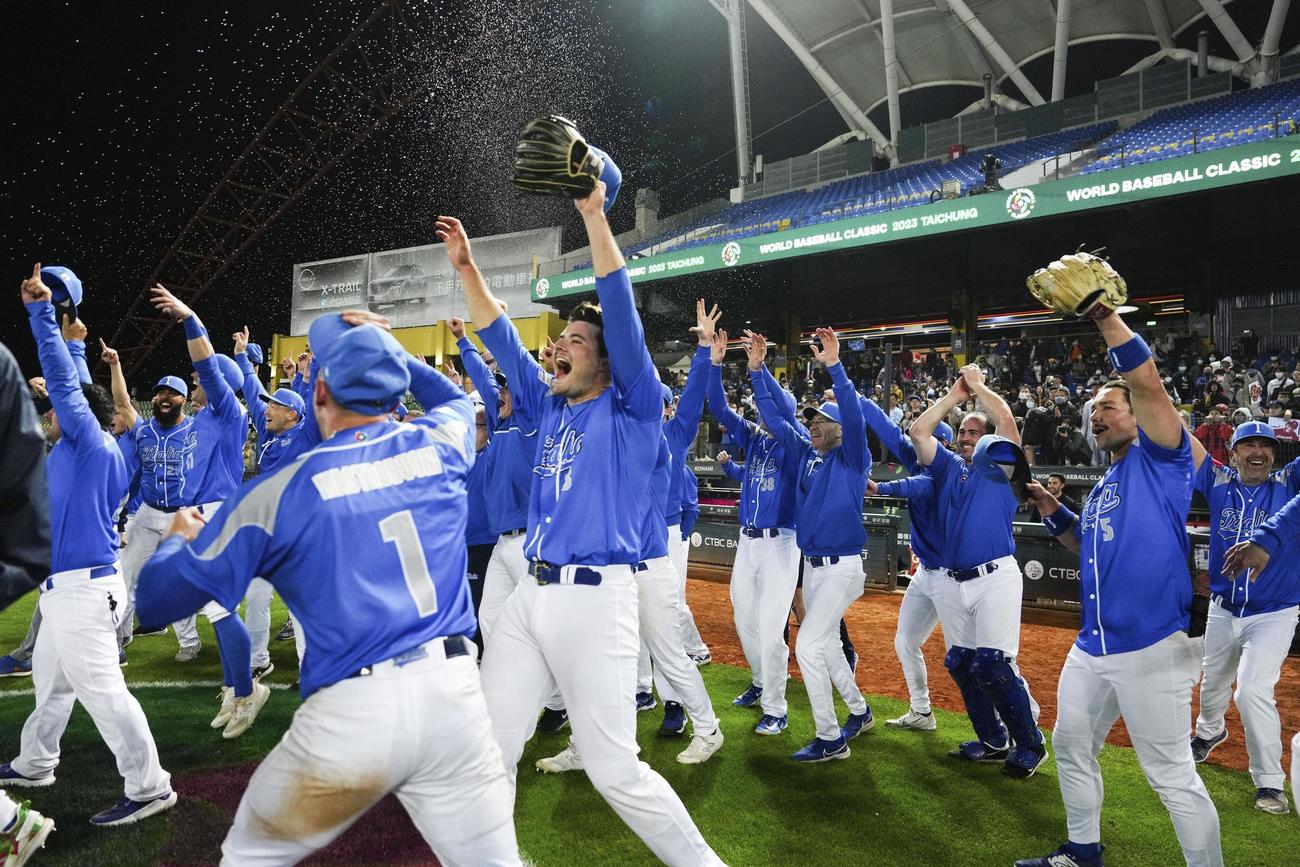 23年3月12日、オランダを破って準々決勝進出を決め、大喜びするイタリアの選手たち（ゲッティ＝共同）