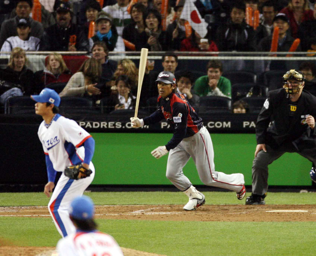 WBC　日本対韓国　8回表日本無死一塁、稲葉篤紀は右前打を放つ（09年3月19日）
