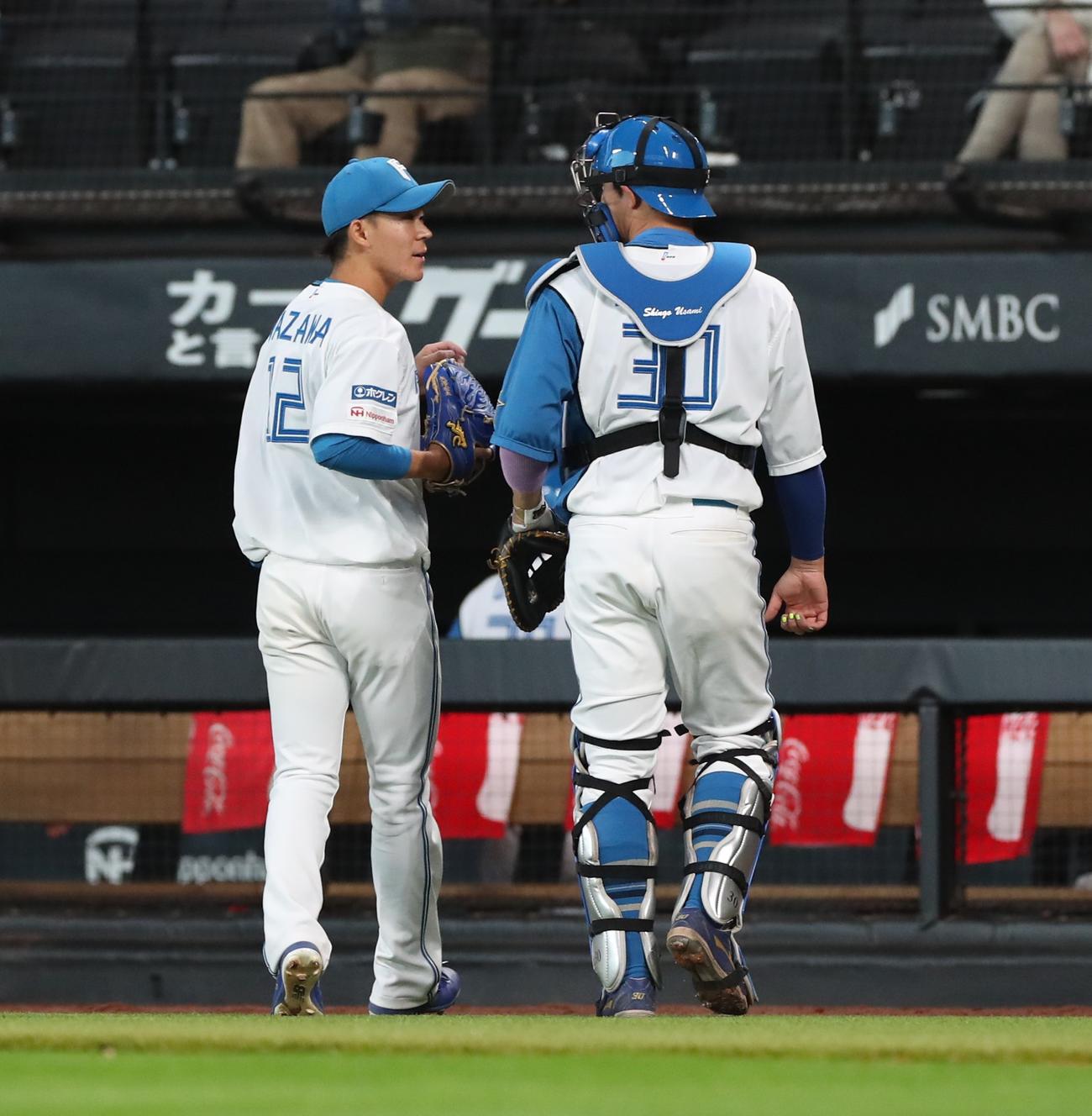 日本ハム対西武　8回に登板し無失点に抑え引き揚げる矢沢（左）（撮影・黒川智章）