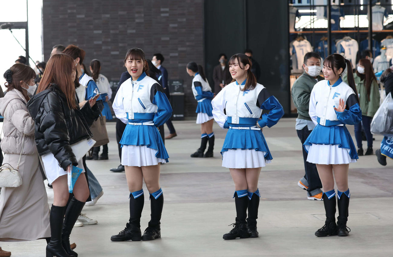 日本ハム対西武　観客を笑顔で出迎えるファイターズガール（撮影・黒川智章）