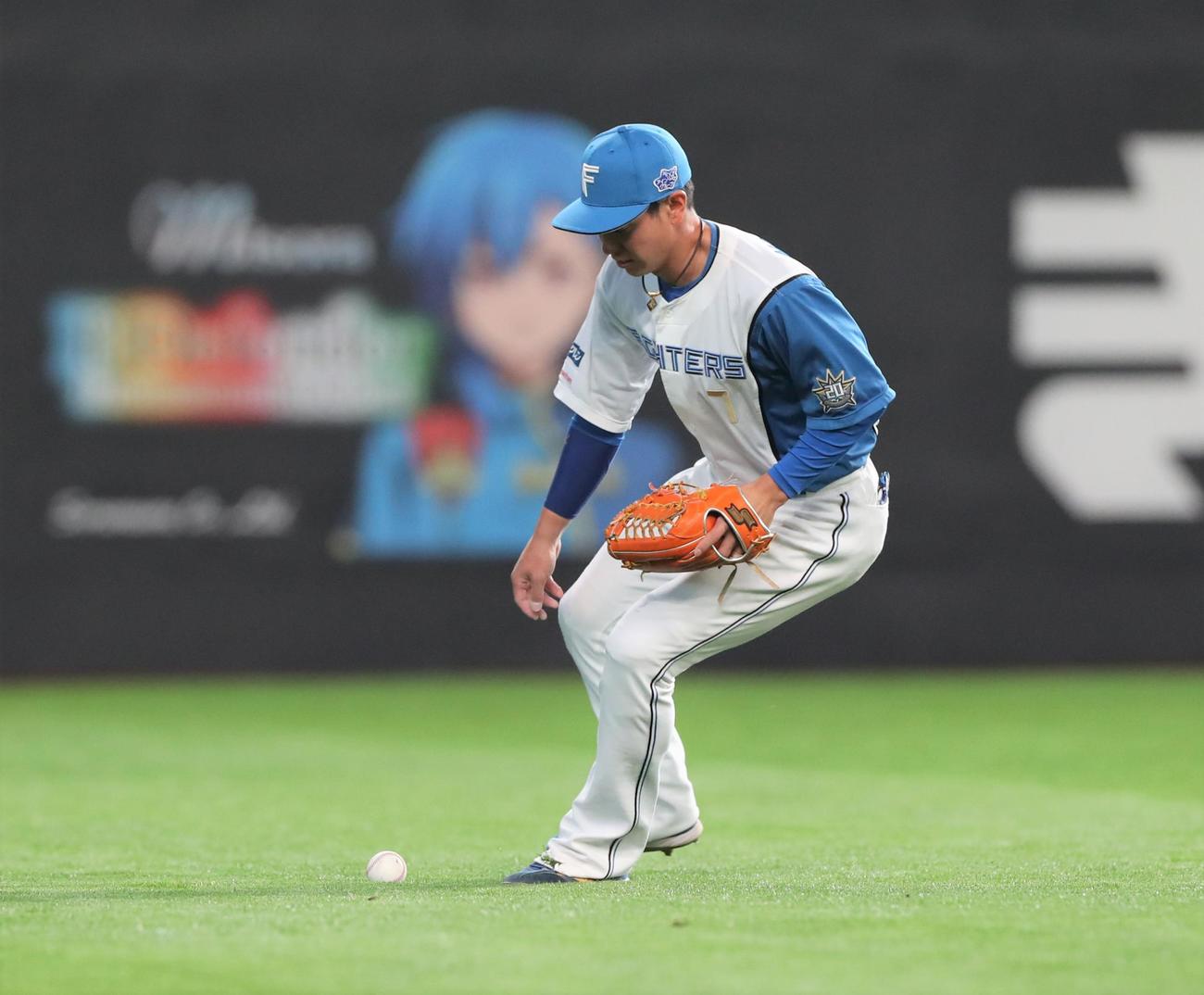 日本ハム対西武　5回表西武2死二塁、陽川の左前打を後ろにそらす松本剛（撮影・黒川智章）